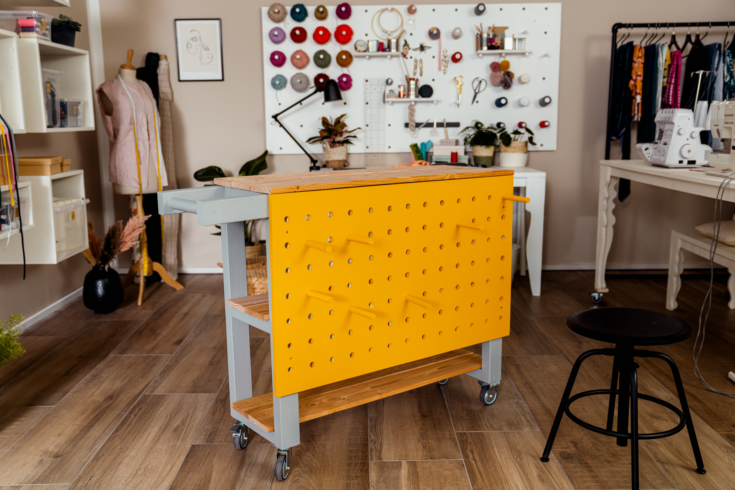 Hobbywagen als Hobbyraum to go mit Pegboard