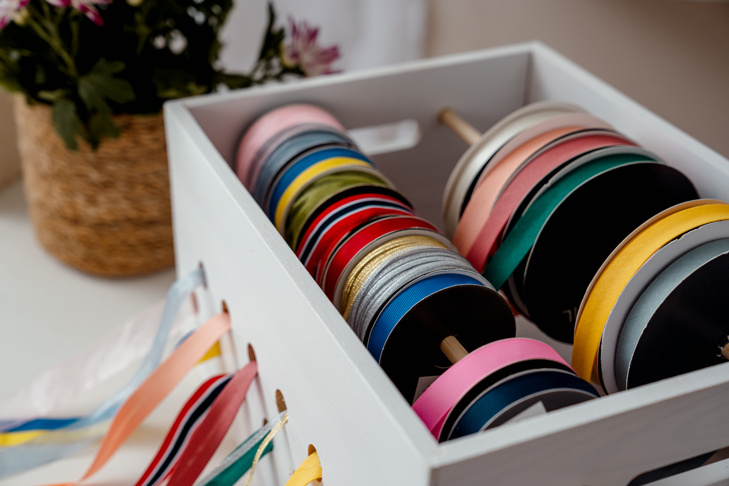 Karton mit Bändern als Spender-Box