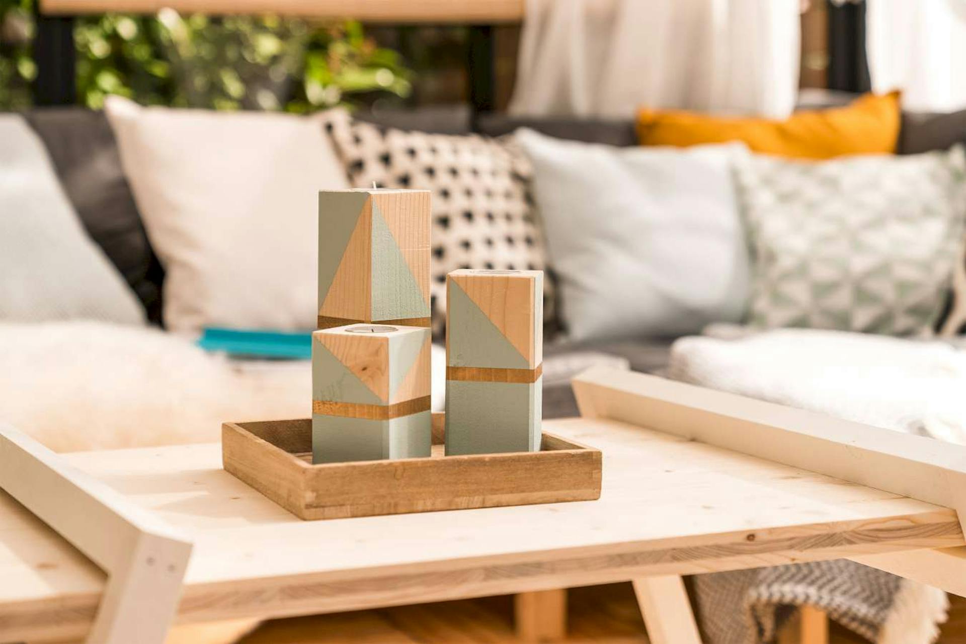 DIY Holzlicht auf dem Kaffeetisch.