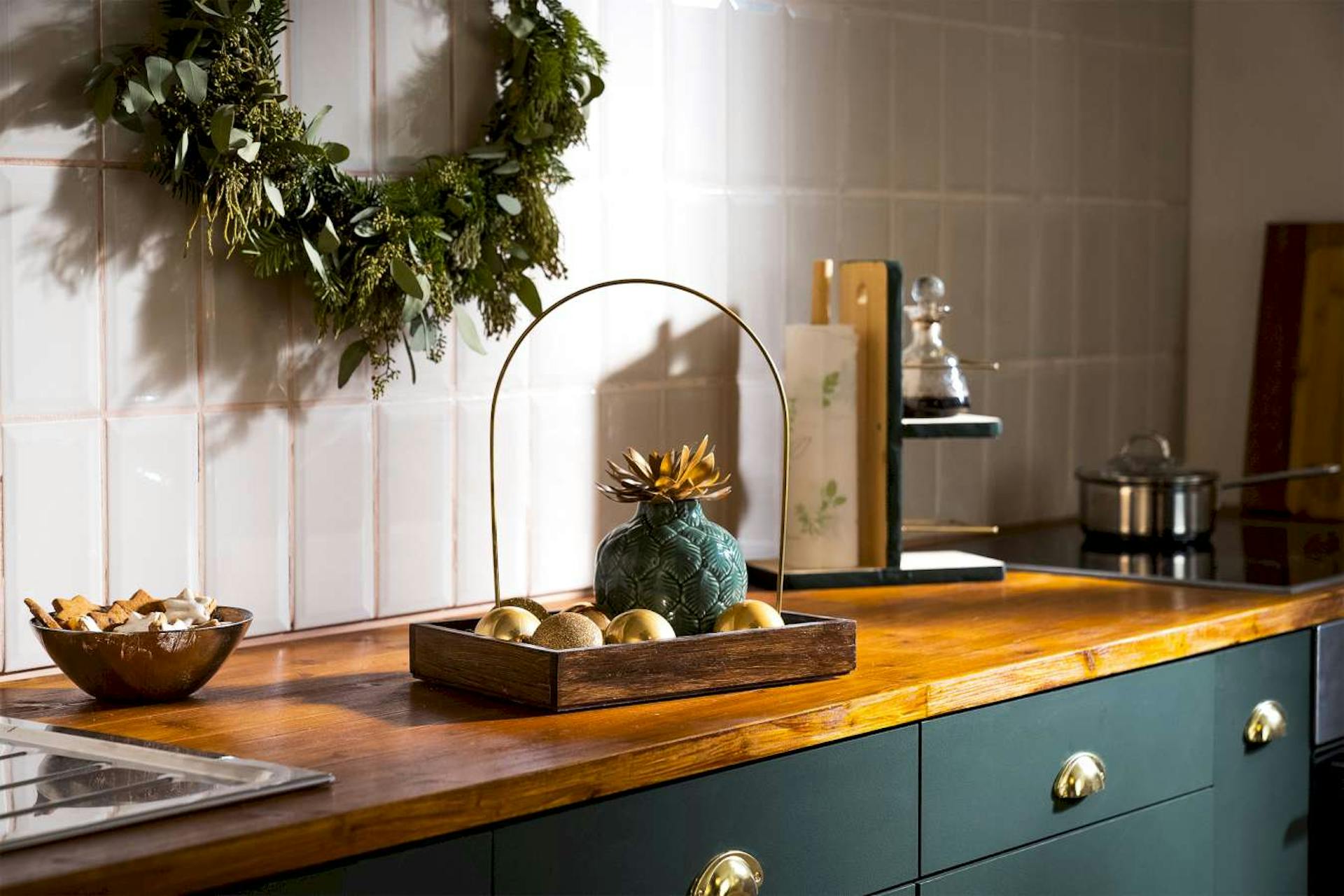 Tablett mit Griff auf dem Küchentresen.