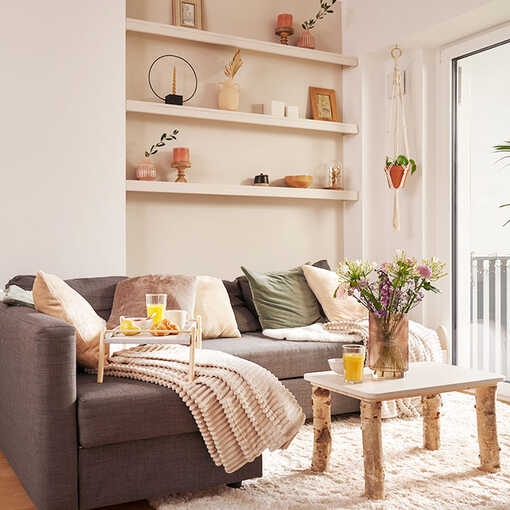 Wohnzimmer Szene mit Couch und Tisch