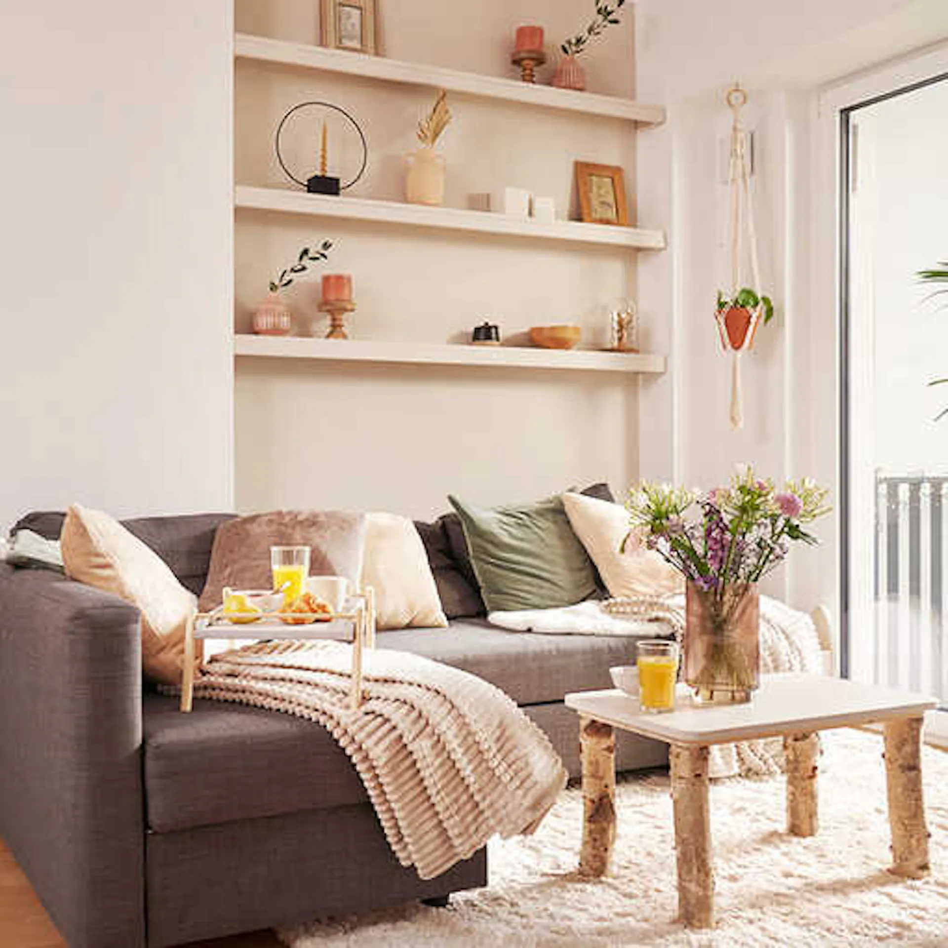 Wohnzimmer Szene mit Couch und Tisch