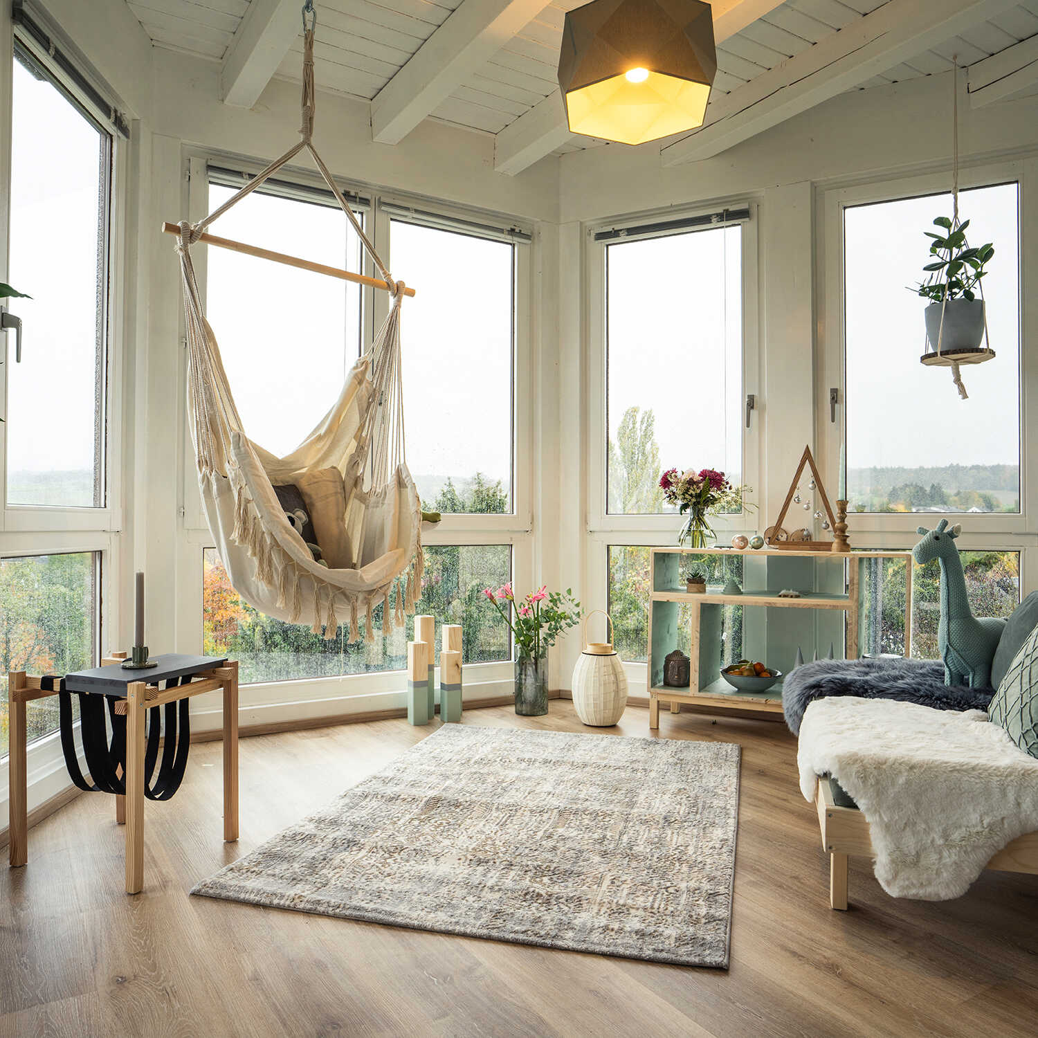 Roter Hochflorteppich