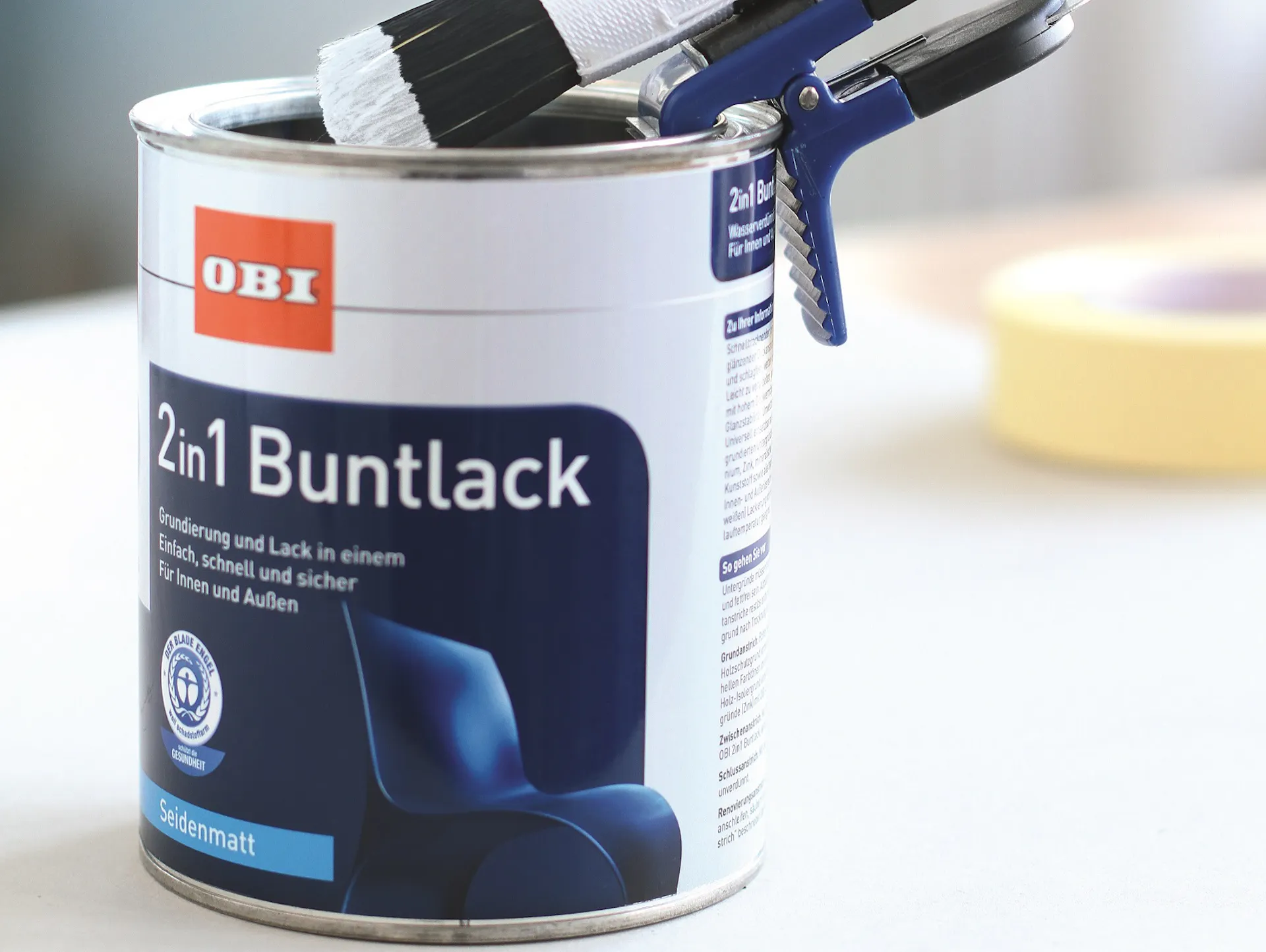 Eine Lasur in Form von Buntlack für Holz in einem Topf mit Pinsel.