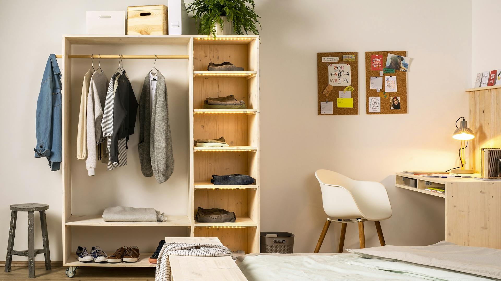 Bauen Sie einen offenen Schrank wie diesen Kleiderschrank im Schlafzimmer selber.