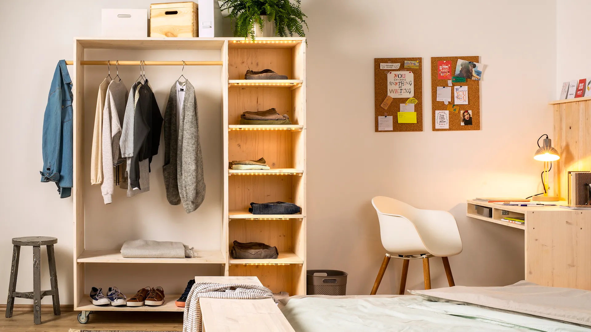 Selbstgebauter offener Schrank mit Fächern und Kleiderstange.