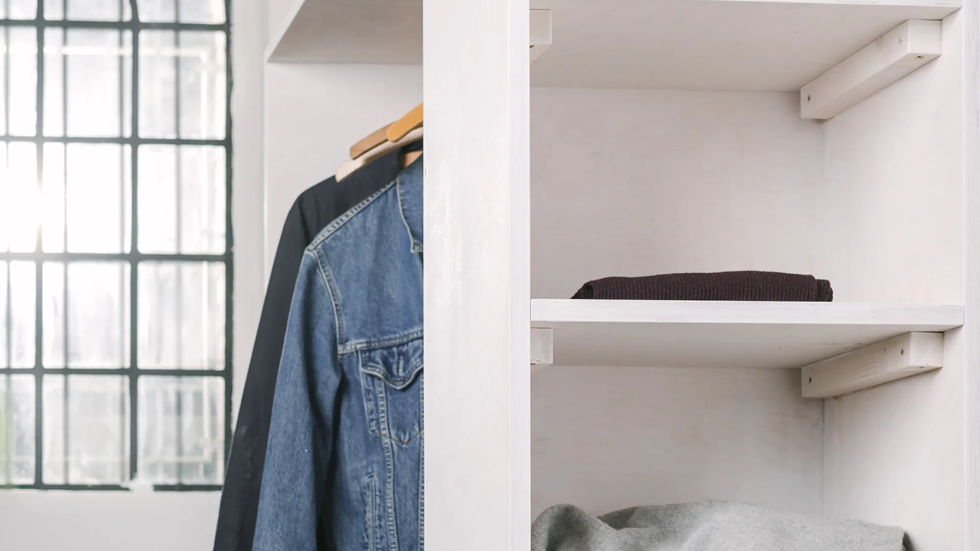Ein geplanter offener Kleiderschrank im Flur mit Ablageflächen und Kleiderstange.