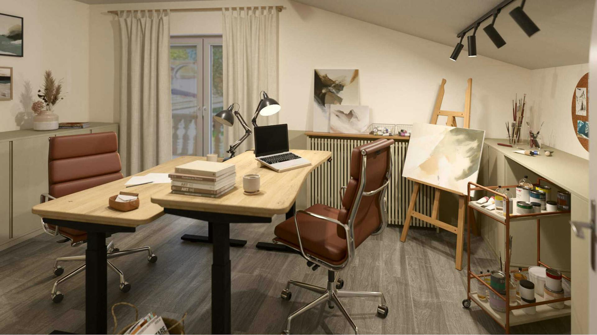 Zwei höhenverstellbare Schreibtische, die sich in einem ordentlichen Arbeitszimmer in hellen Farben gegenüberstehen.