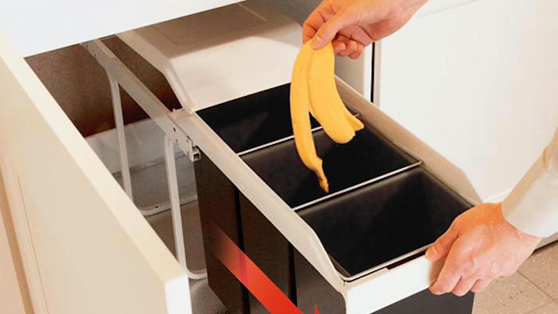 Küchenschrank mit eingebautem Abfallbehälter