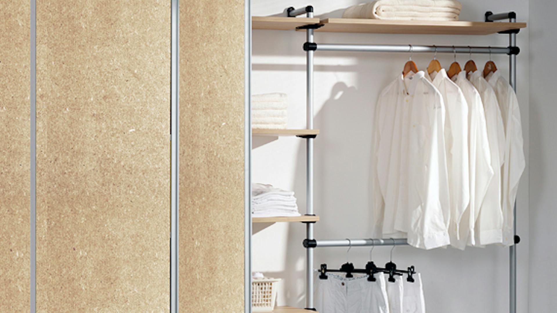 Weiße Kleidung in einem Kleideraufbewahrungssystem