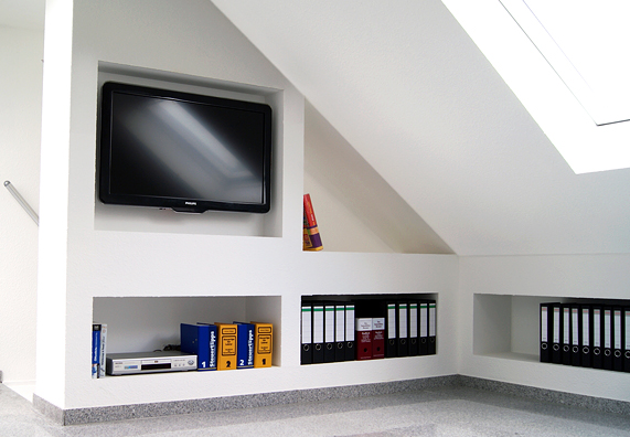 Tetto spiovente con scaffalature integrate