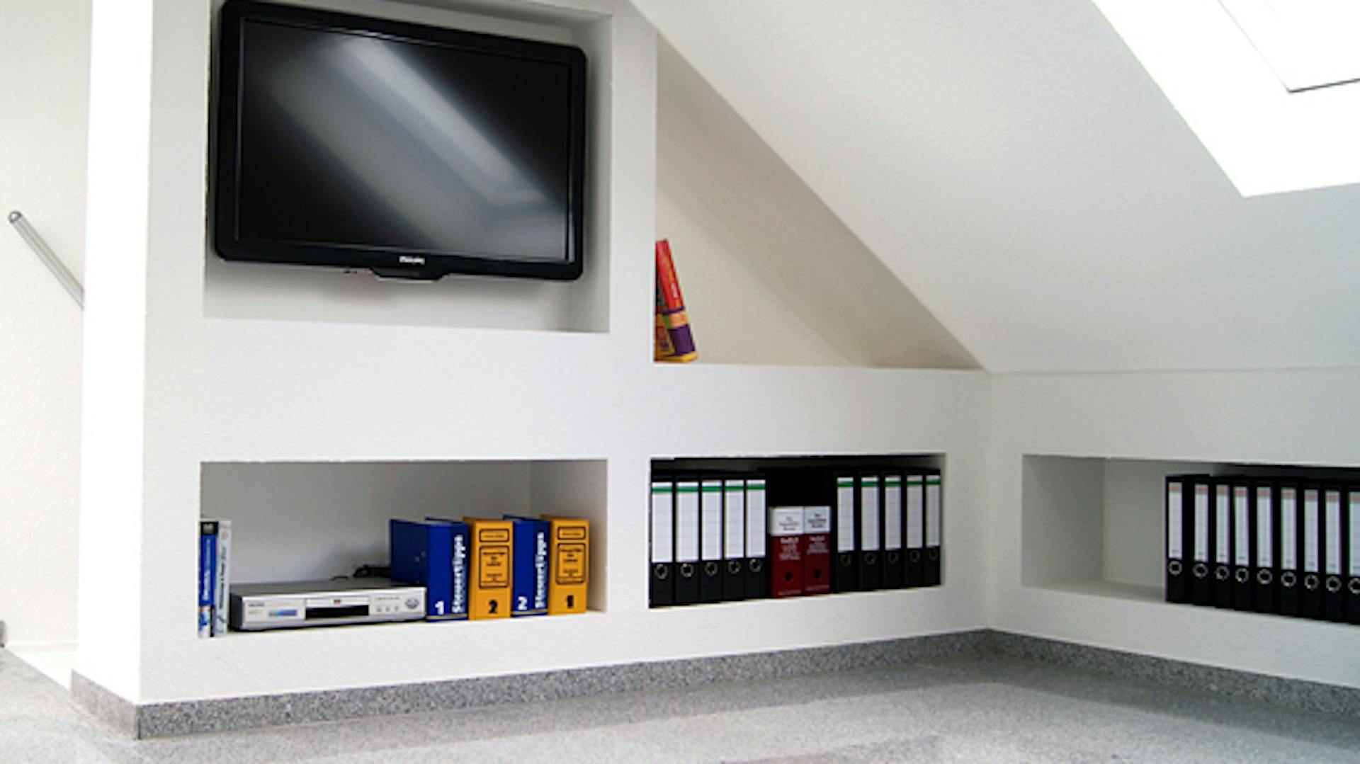 Dachschräge mit eingebauten Regalelementen