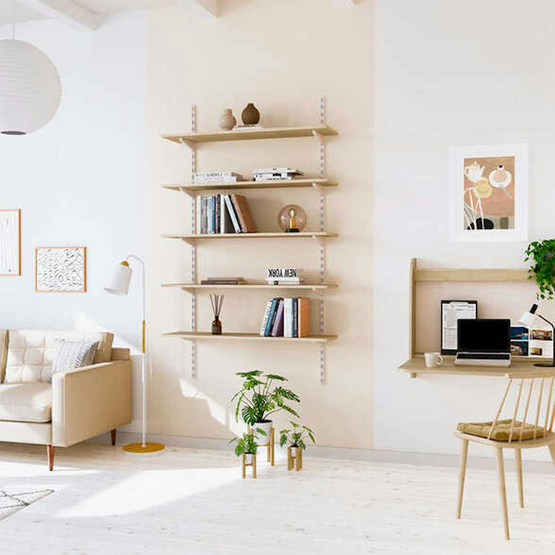 Zwischen einem hellen Sofa und einem Schreibtisch hängt ein Regal, hinter dem sich eine beige Farbfläche befindet.