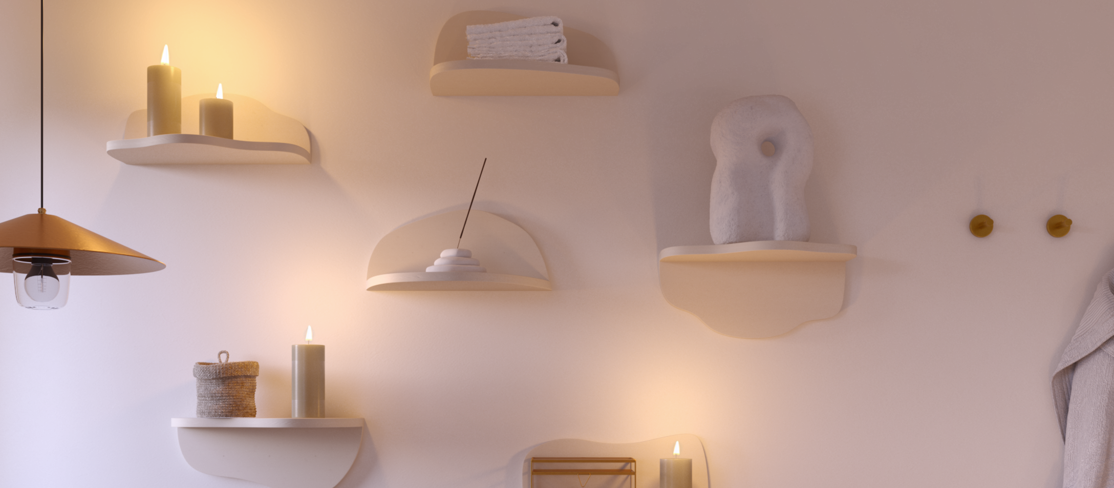 Eine weiße Wand mit unterschiedlichen Freiform-Regalen