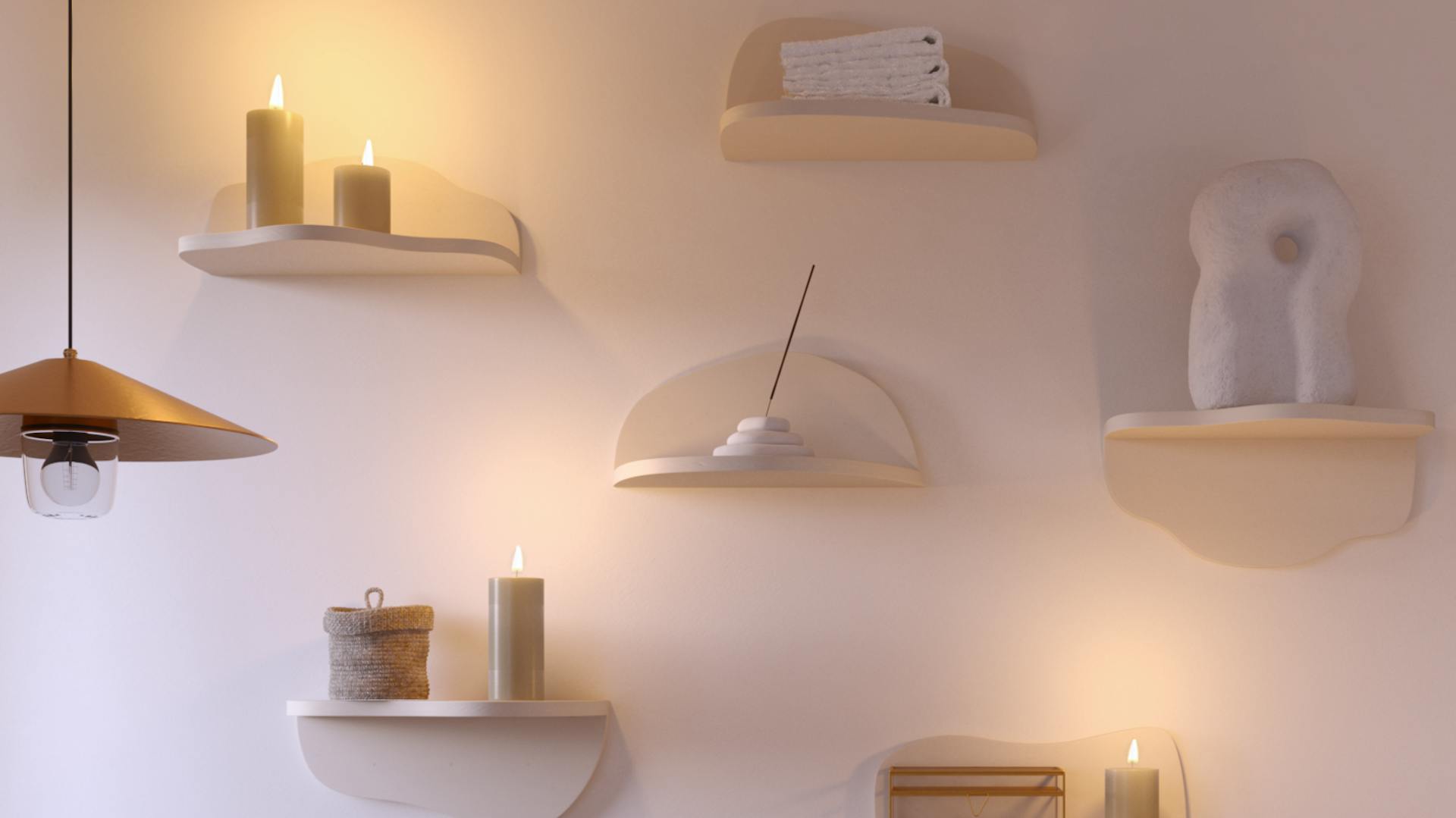 Eine weiße Wand mit unterschiedlichen Freiform-Regalen