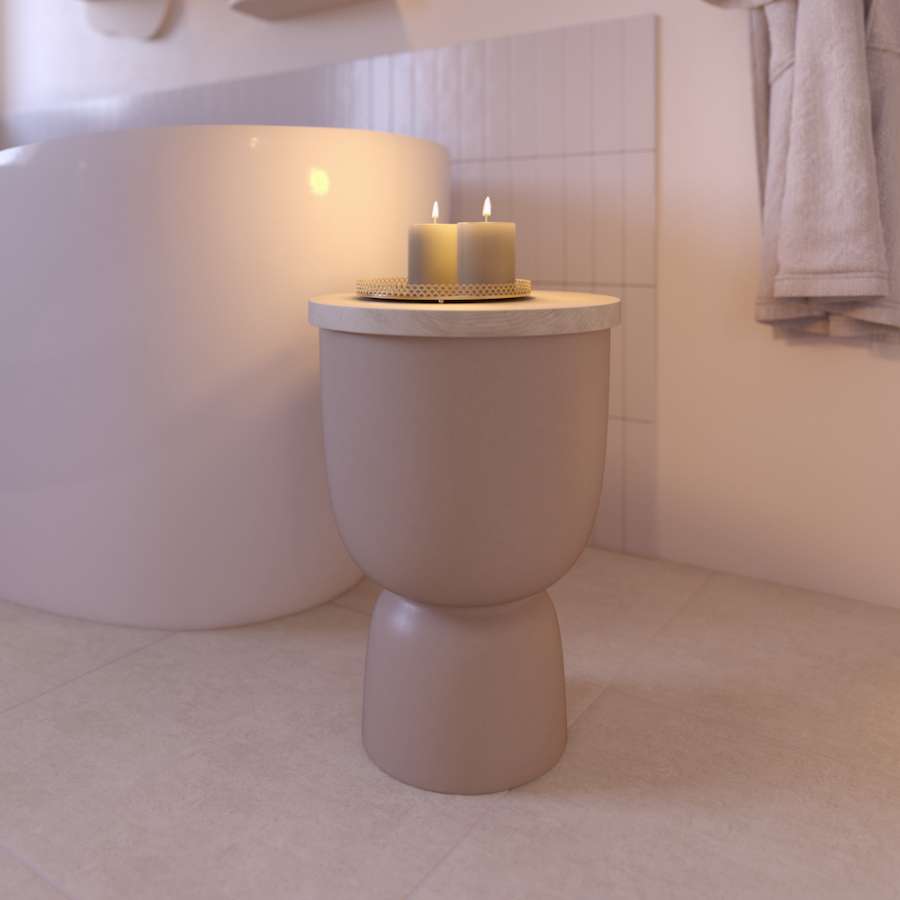In einem Badezimmer steht ein runder Beistelltisch mit Stauraum vor der Badewanne.