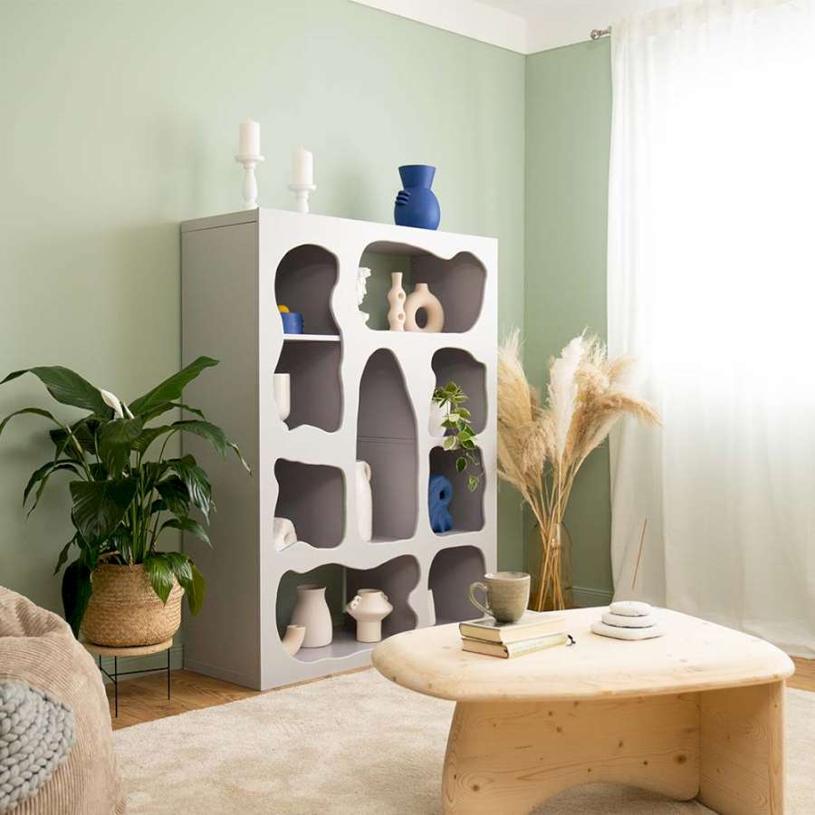 In einem Wohnzimmer steht ein Ikea KALLAX-Regal, das mit Putz gestaltet wurde