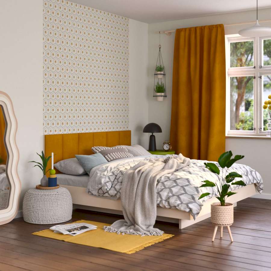 In einem warm gestalteten Schlafzimmer steht ein Bett mit Kufenrahmen.