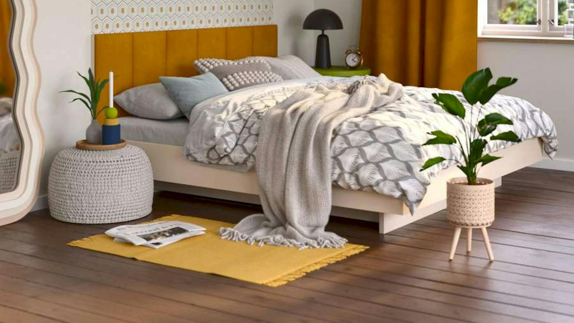 In einem warm gestalteten Schlafzimmer steht ein Bett mit Kufenrahmen.