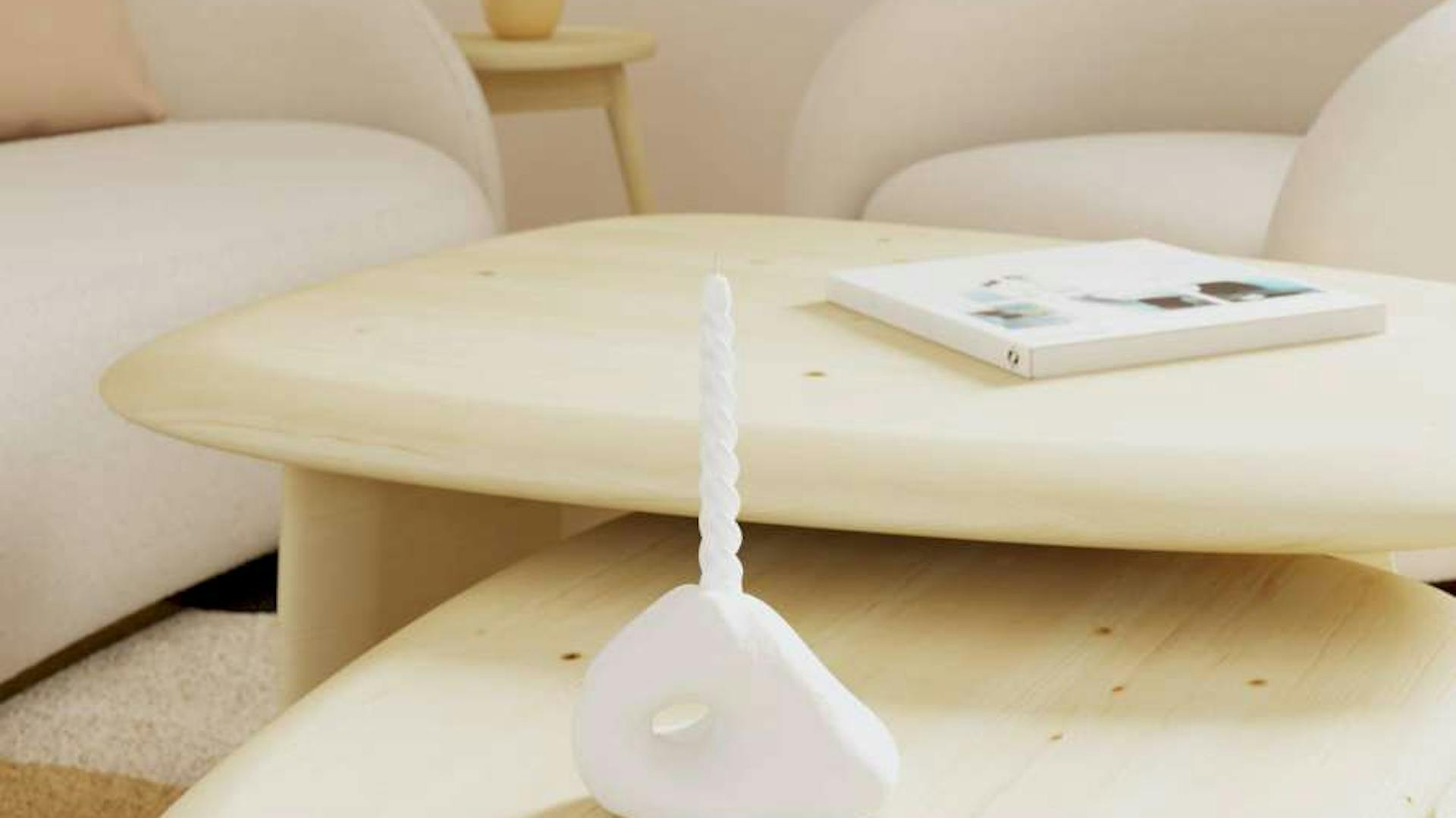 Organischer Couchtisch aus Holz