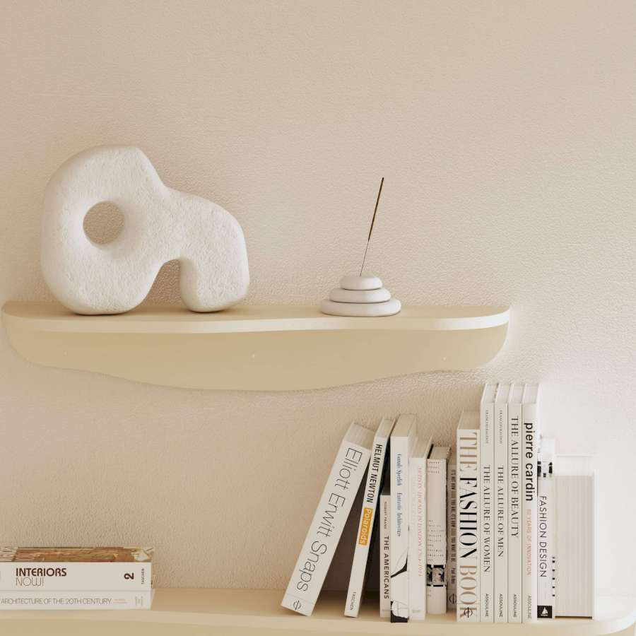 Auf einem Wandregal steht eine DIY-Skulptur in Steinoptik neben einem Räucherstäbchenhalter