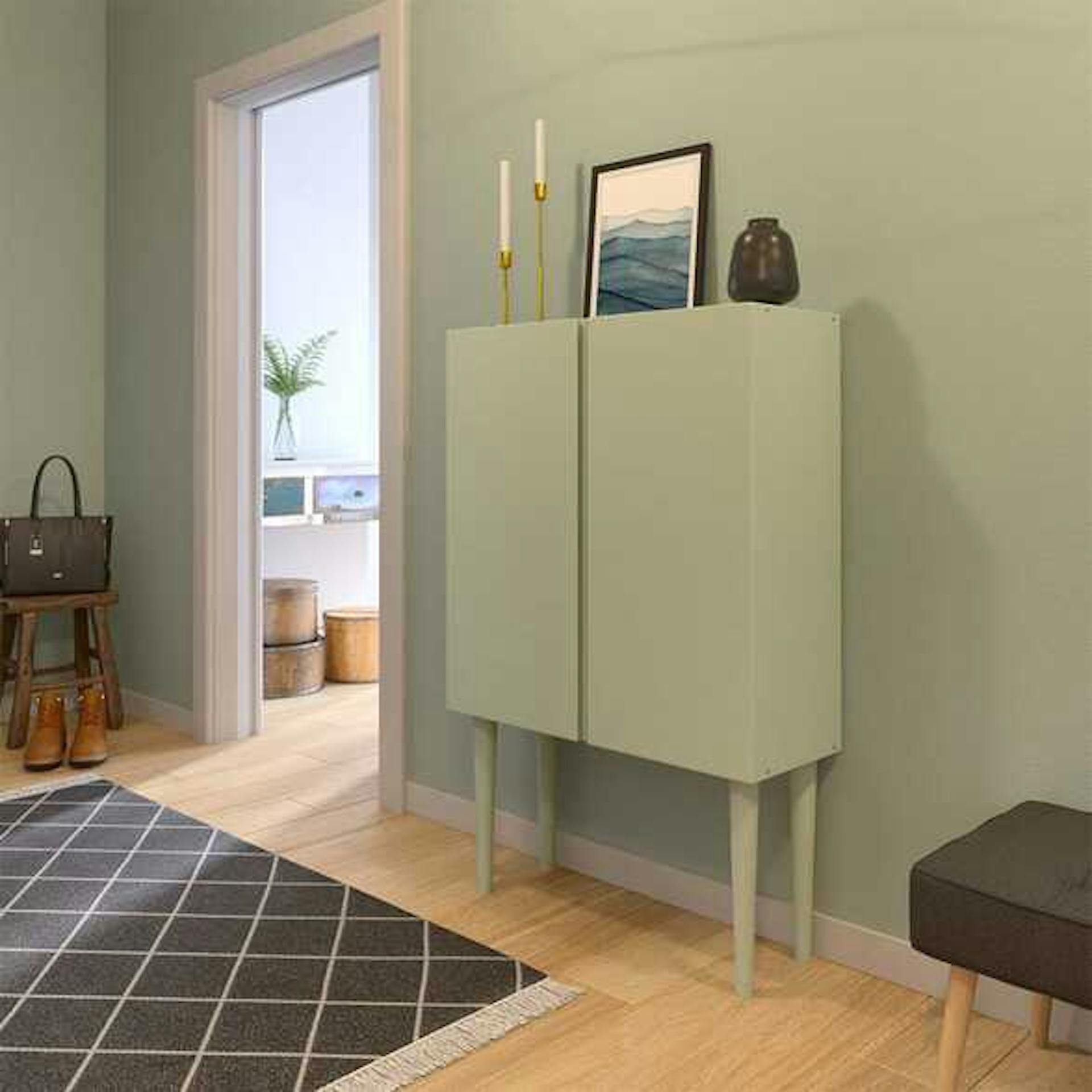 Hinter einem hellgrünen Regal befindet sich eine hellgrüne Farbfläche an der Wand.