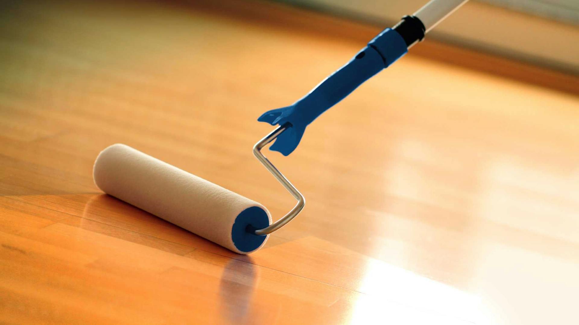 Farbrolle auf Parkett