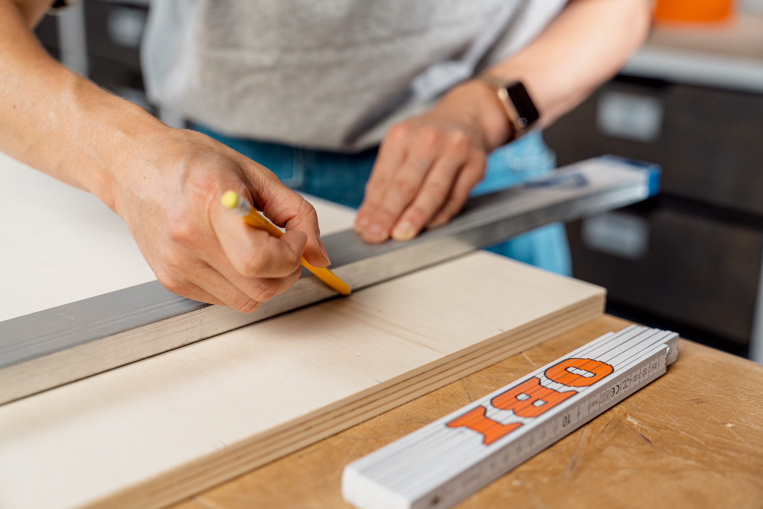 Person markiert Stellen für die Bohrungen.