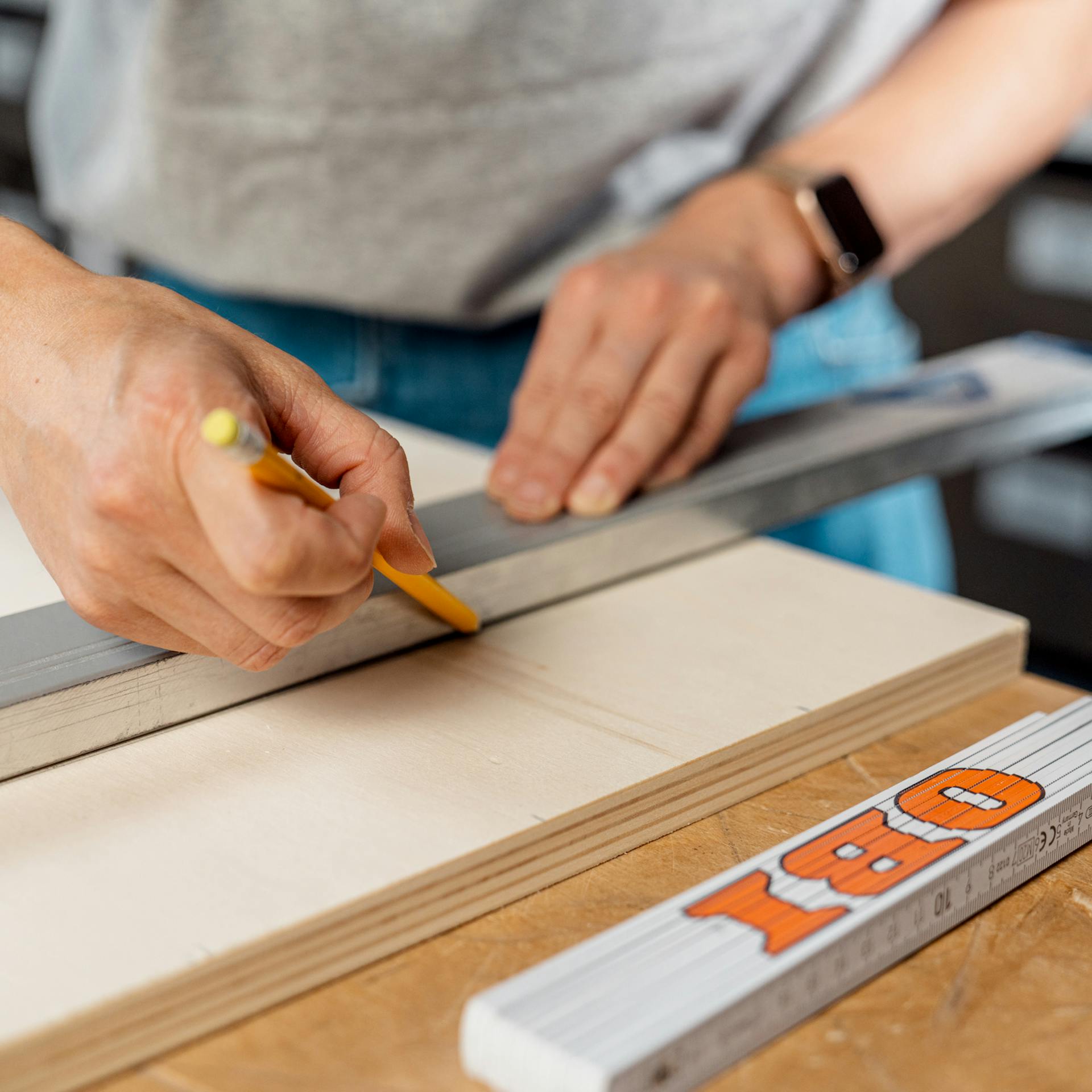 Person markiert Stellen für die Bohrungen.