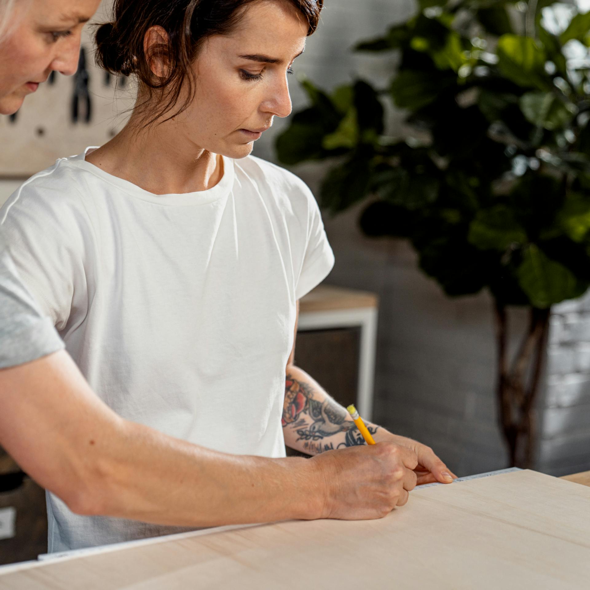 Person schneidet Schnittkante für den Zuschnitt an.
