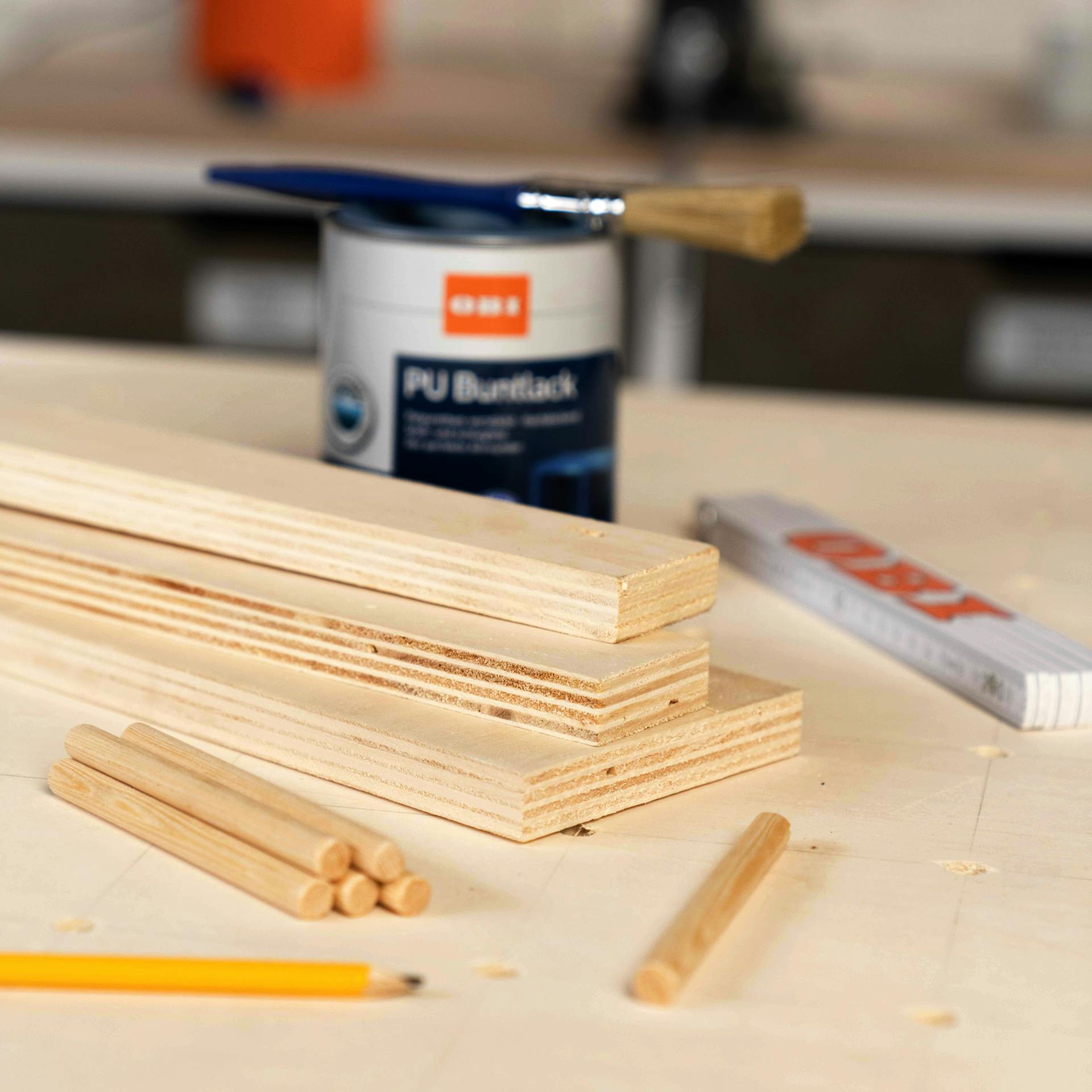 Das passende Material für das Pegboard liegt bereit.