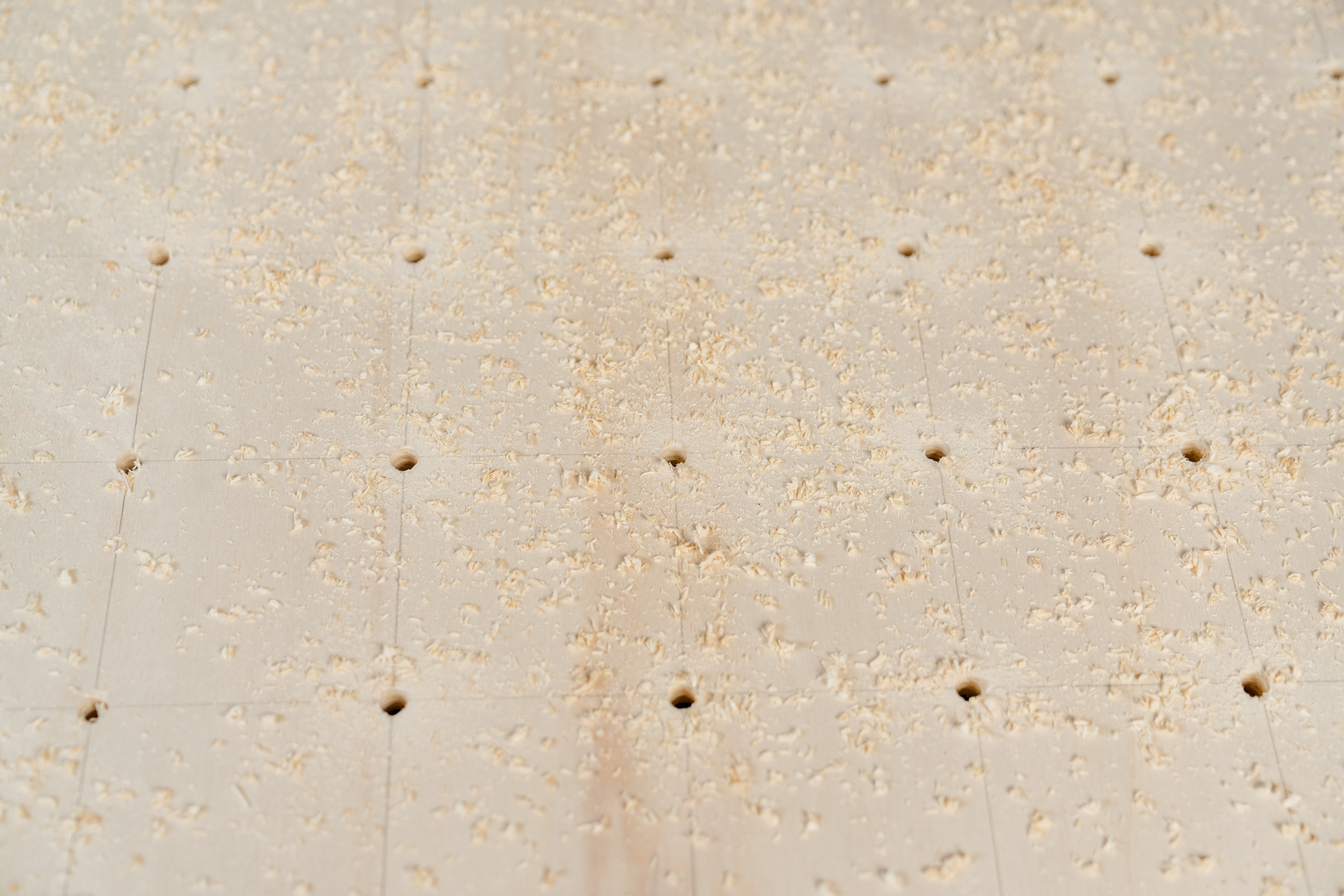 Pegboard mit frisch gebohrten Löchern