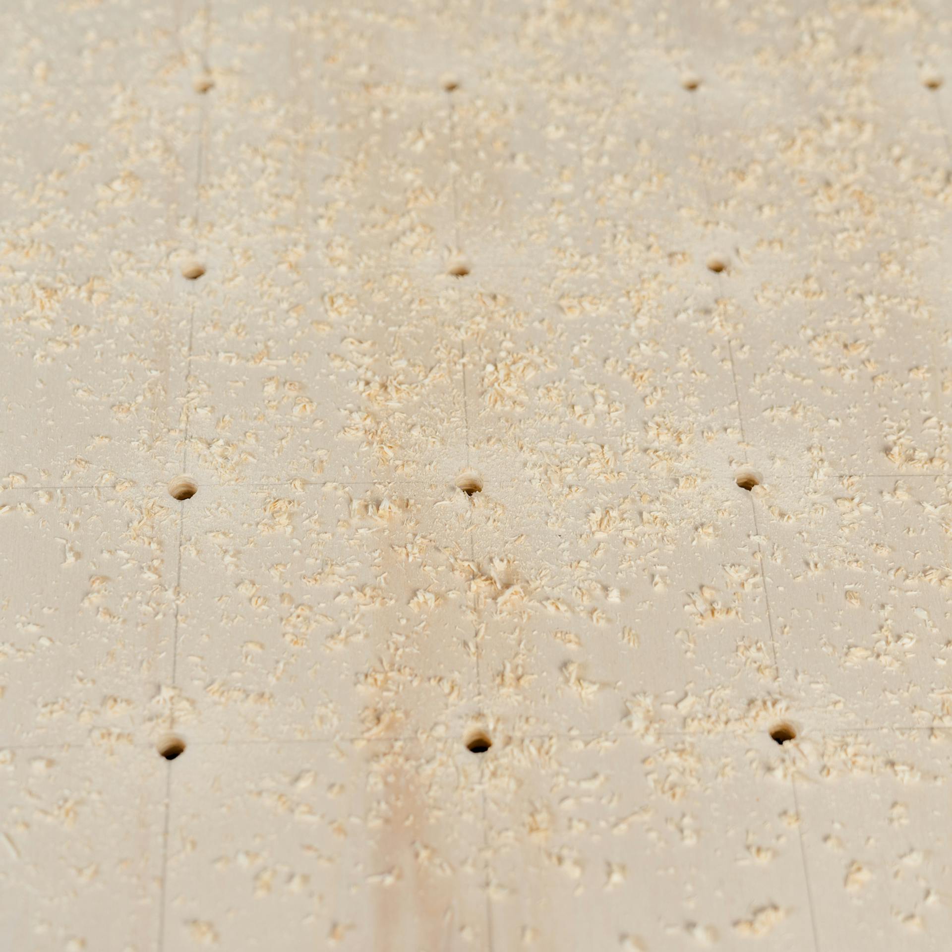 Pegboard mit frisch gebohrten Löchern