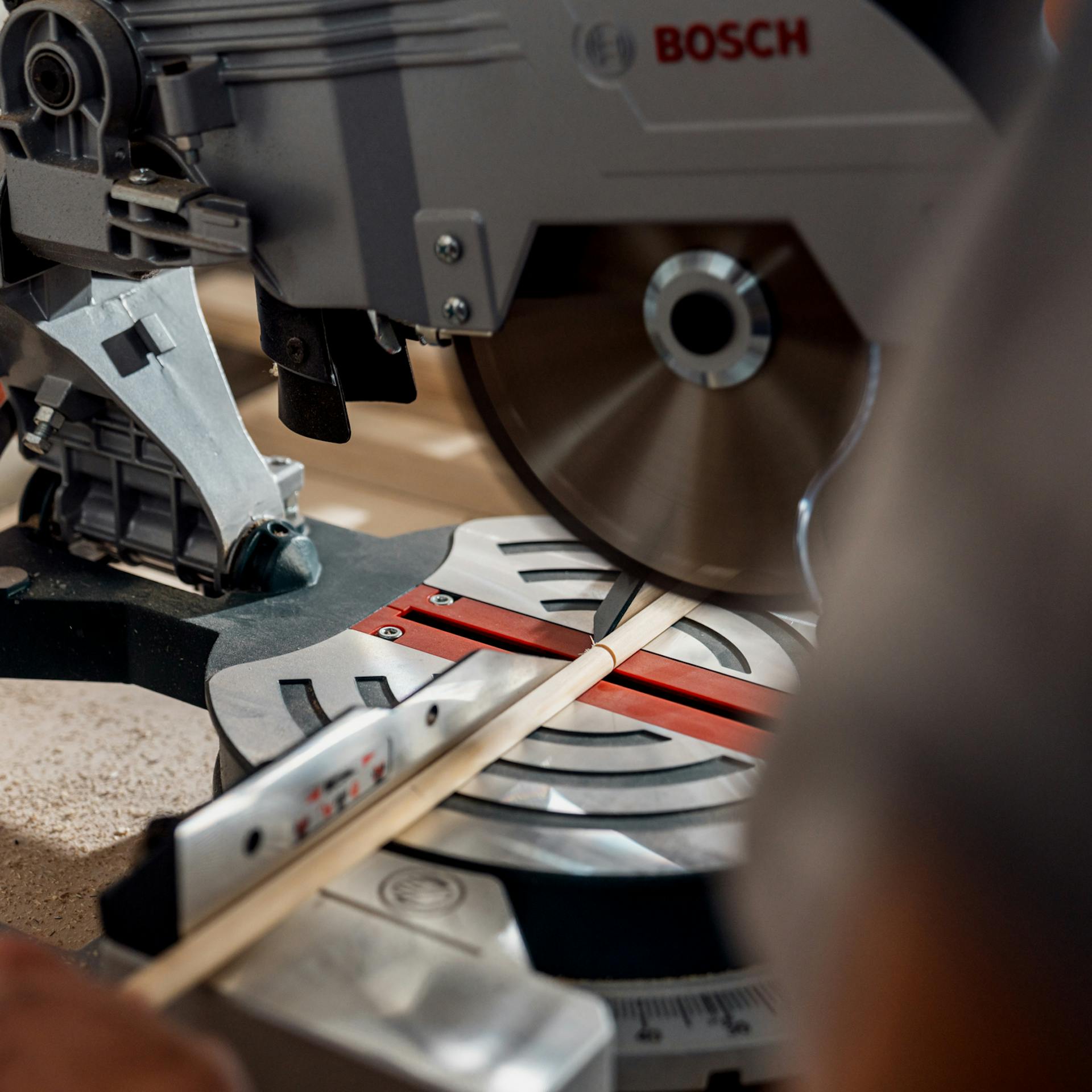 Person schneidet mit Handkreissäge die Pegs für das Pegboard zu.