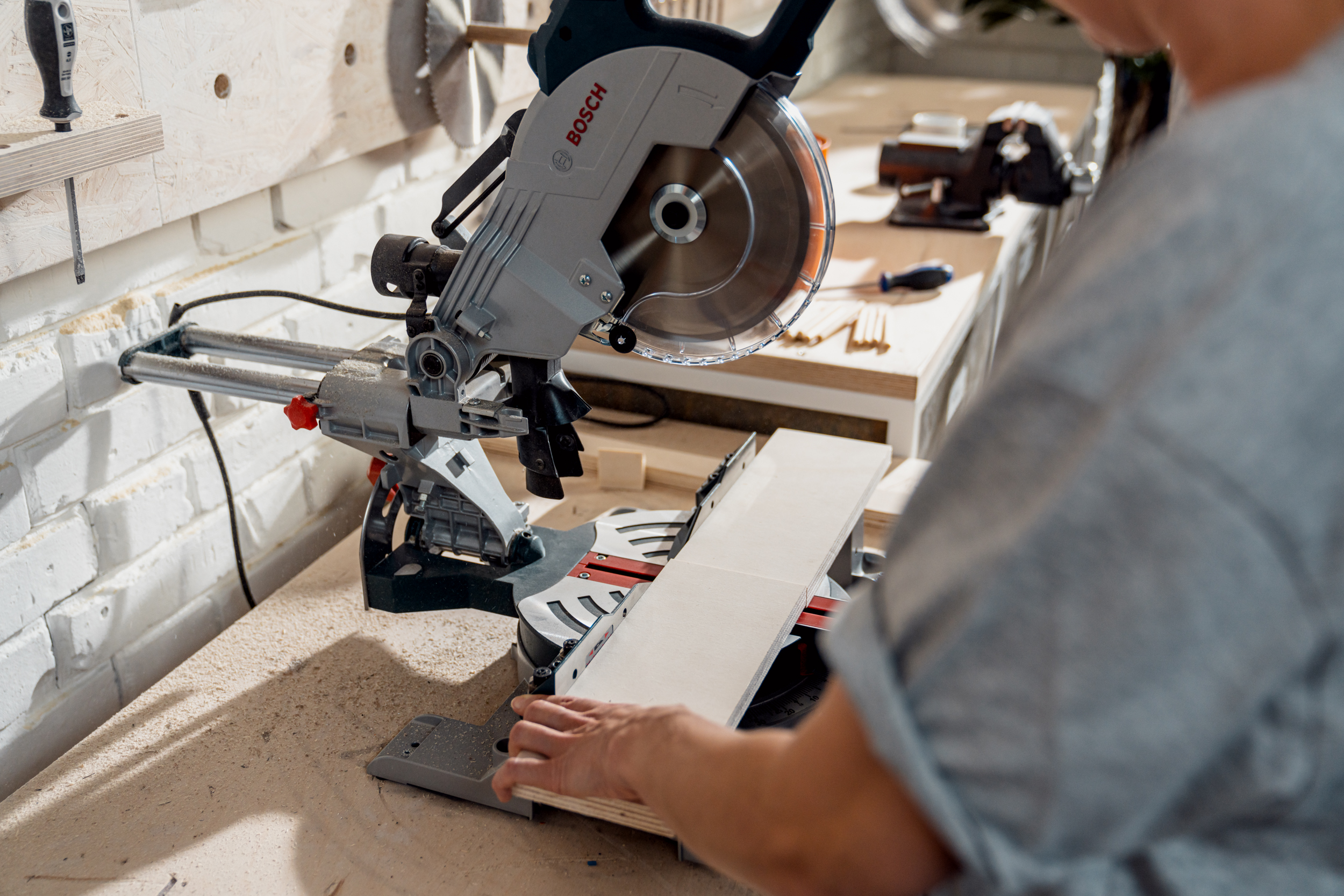 Person schneidet mit Handkreissäge die Regalbrettchen für das Pegboard zu.