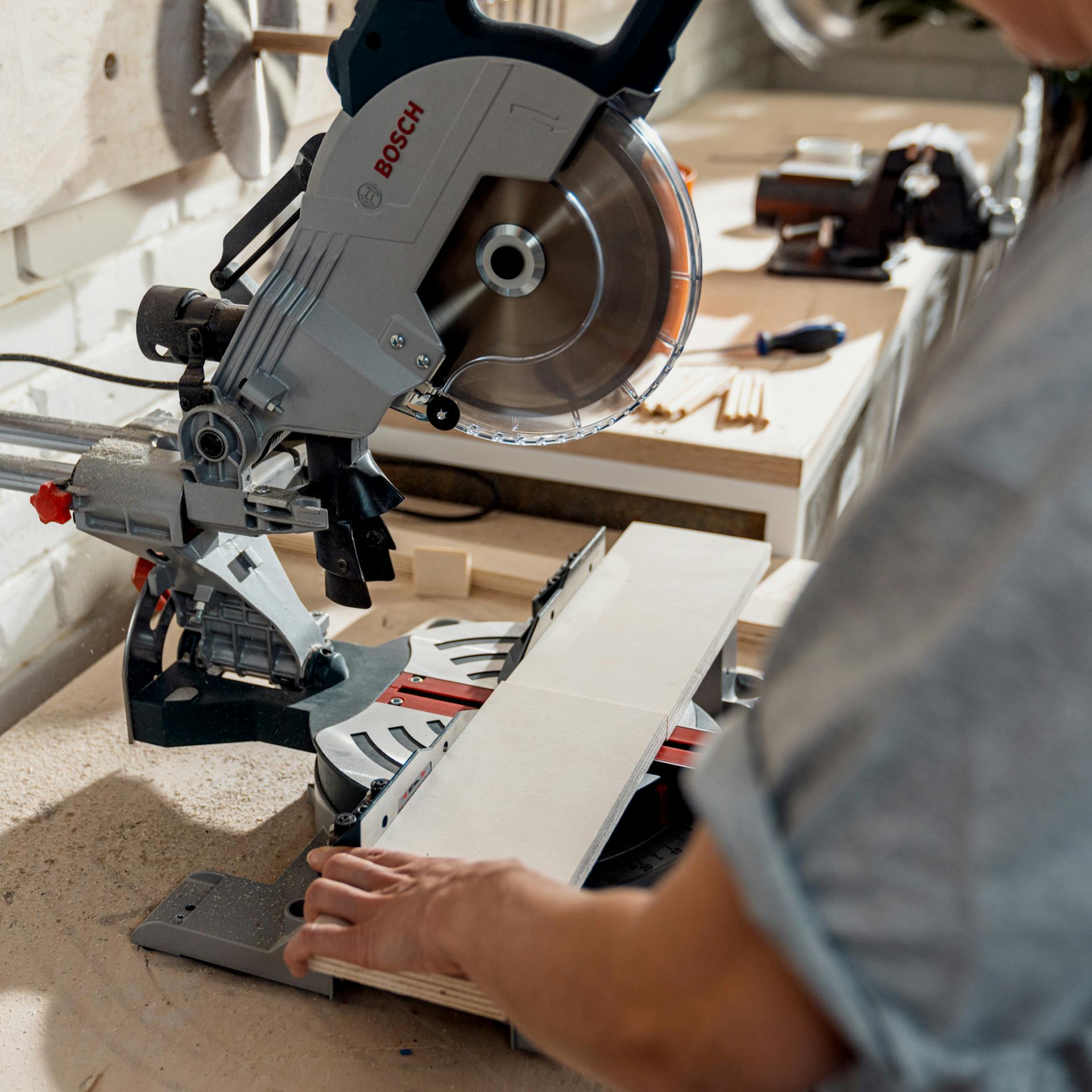 Person schneidet mit Handkreissäge die Regalbrettchen für das Pegboard zu.