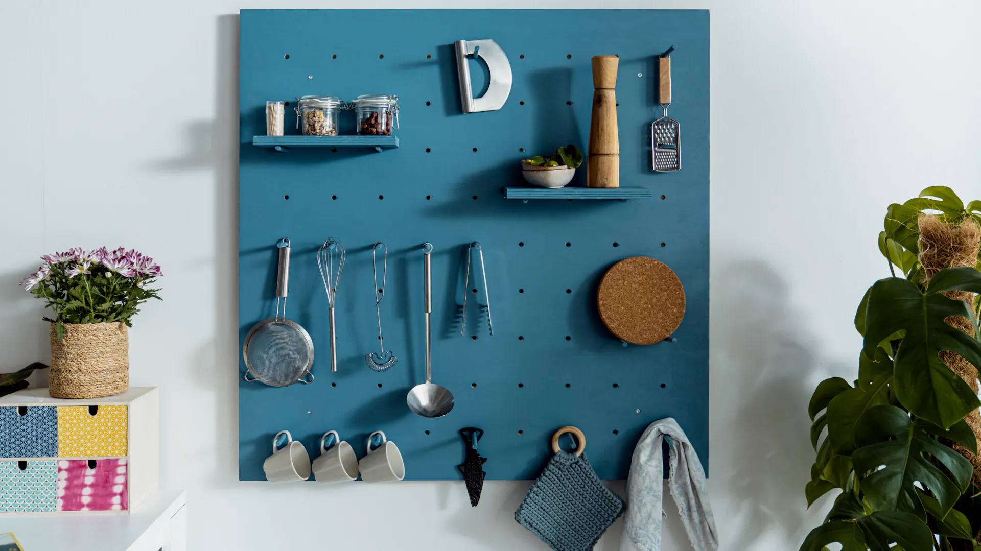 Selbstgebautes Pegboard mit angehängten Küchenutensilien