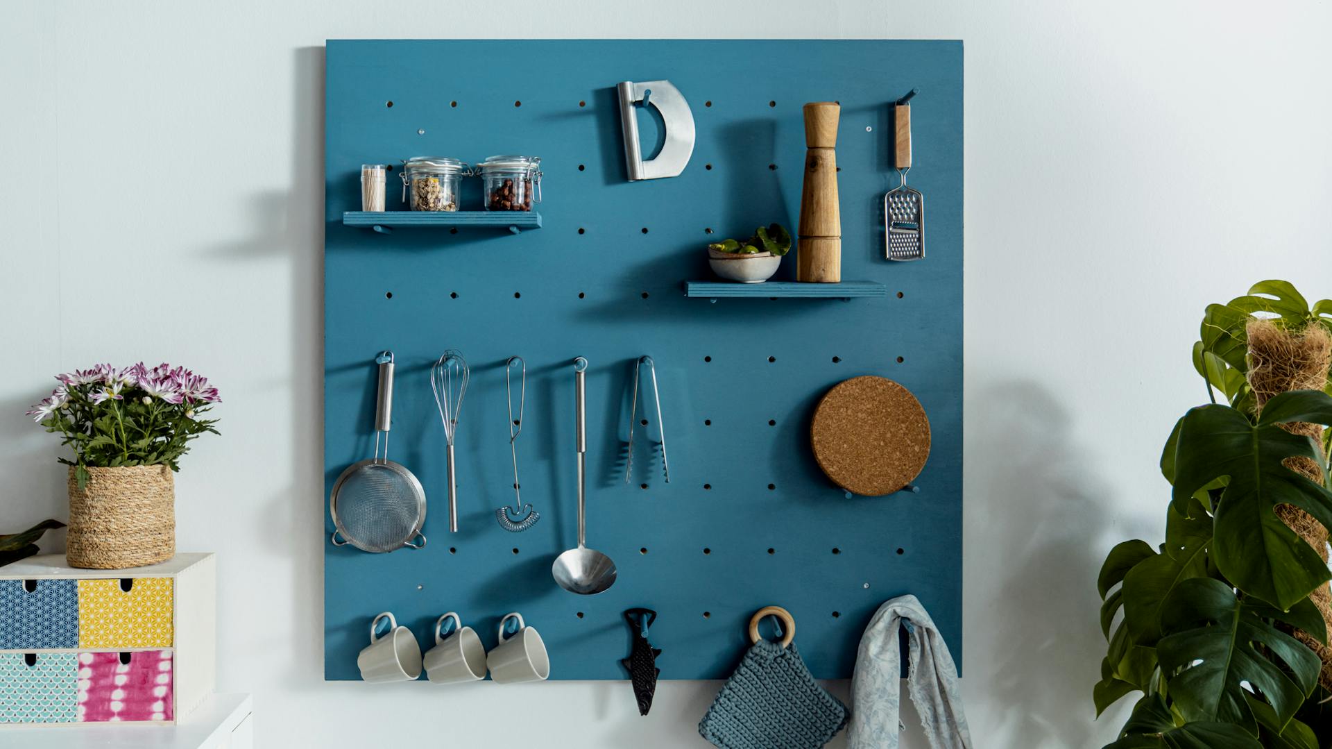Selbstgebautes Pegboard mit Küchenutensilien
