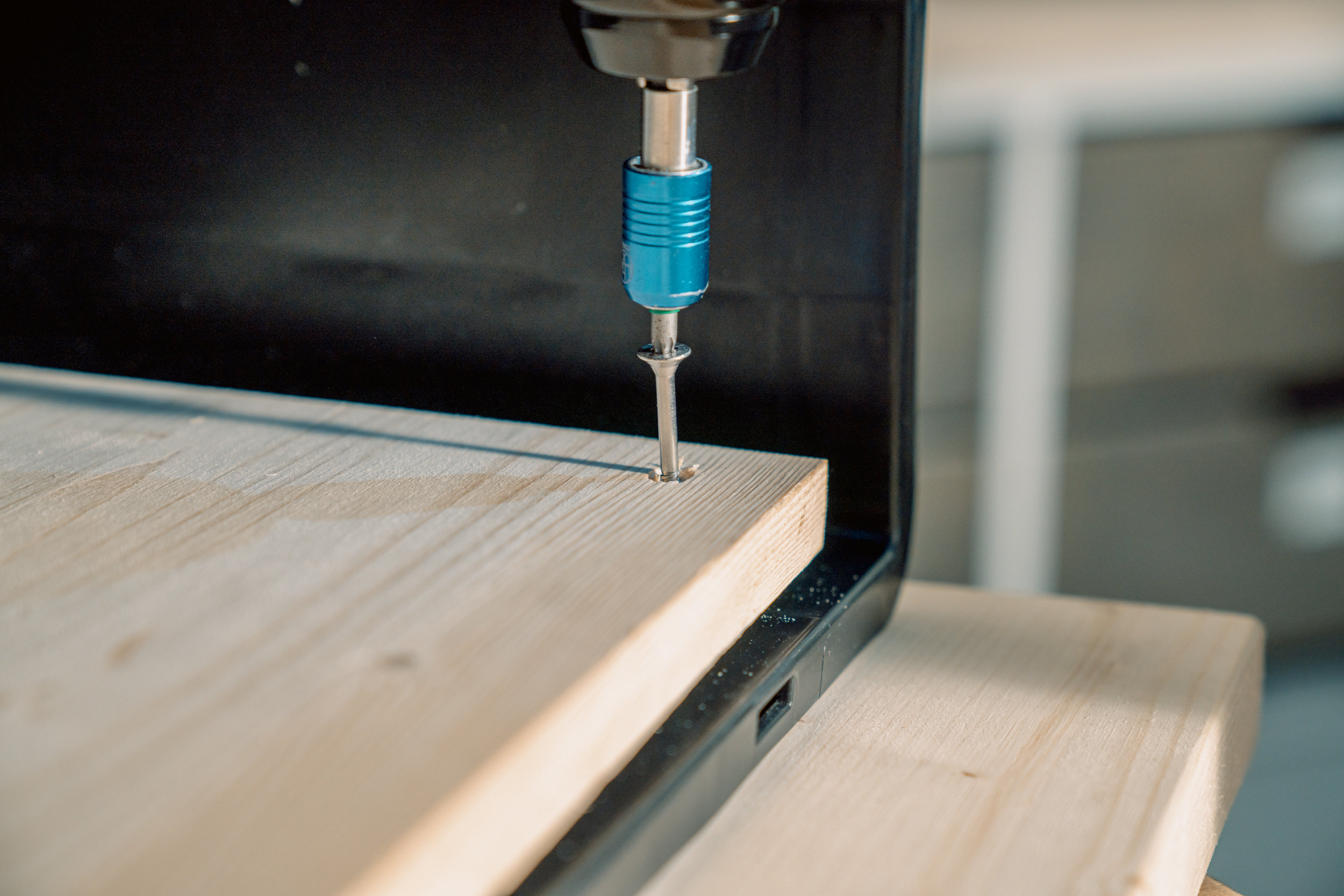 Holzplatte wird in Eurobox geschraubt