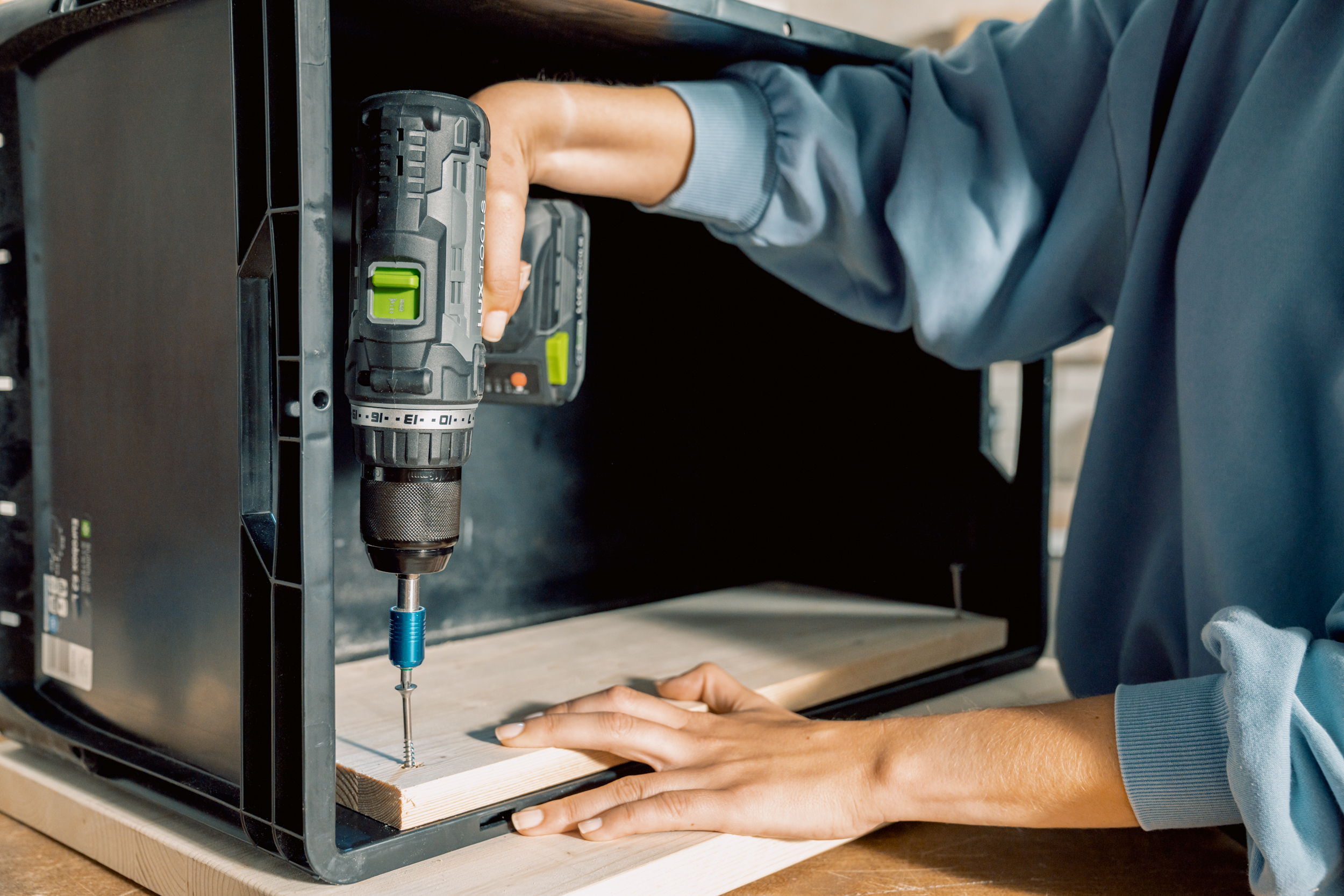 Eurobox und Holzplatten werden verschraubt