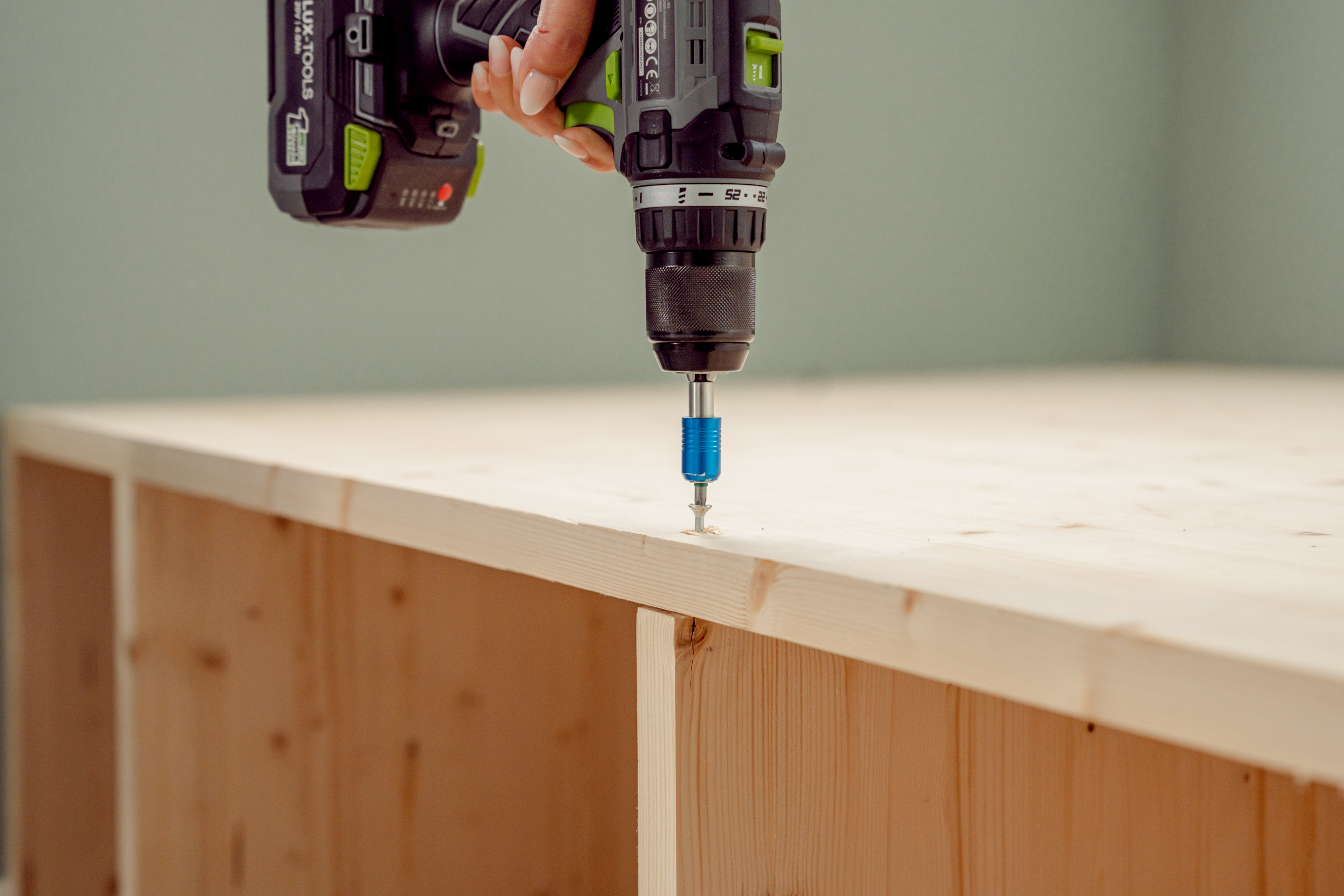 Zweite Grundplatte wird verschraubt