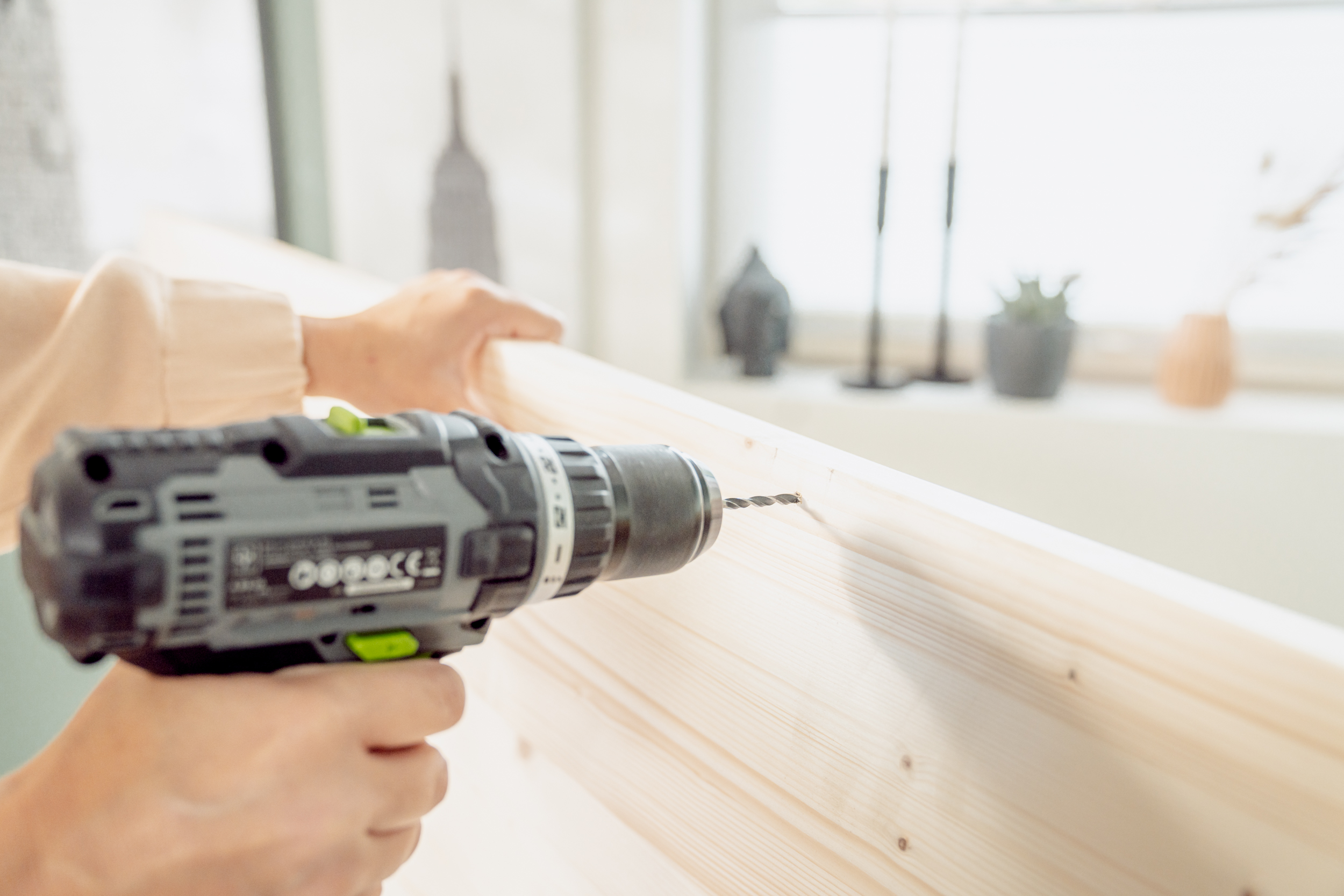Löcher werden in ein Brett gebohrt