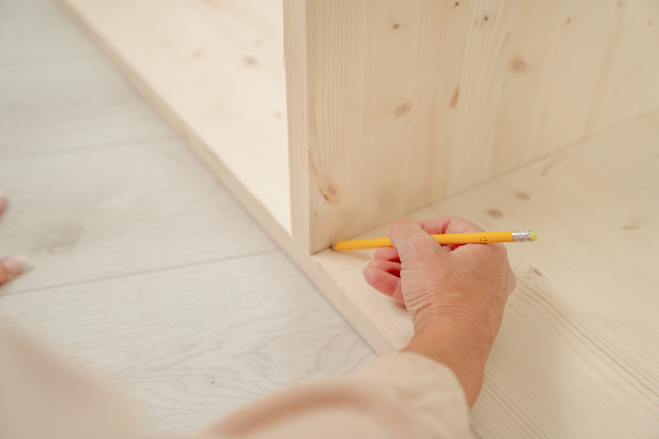 Eine Hand zeichnet auf einem Brett vor