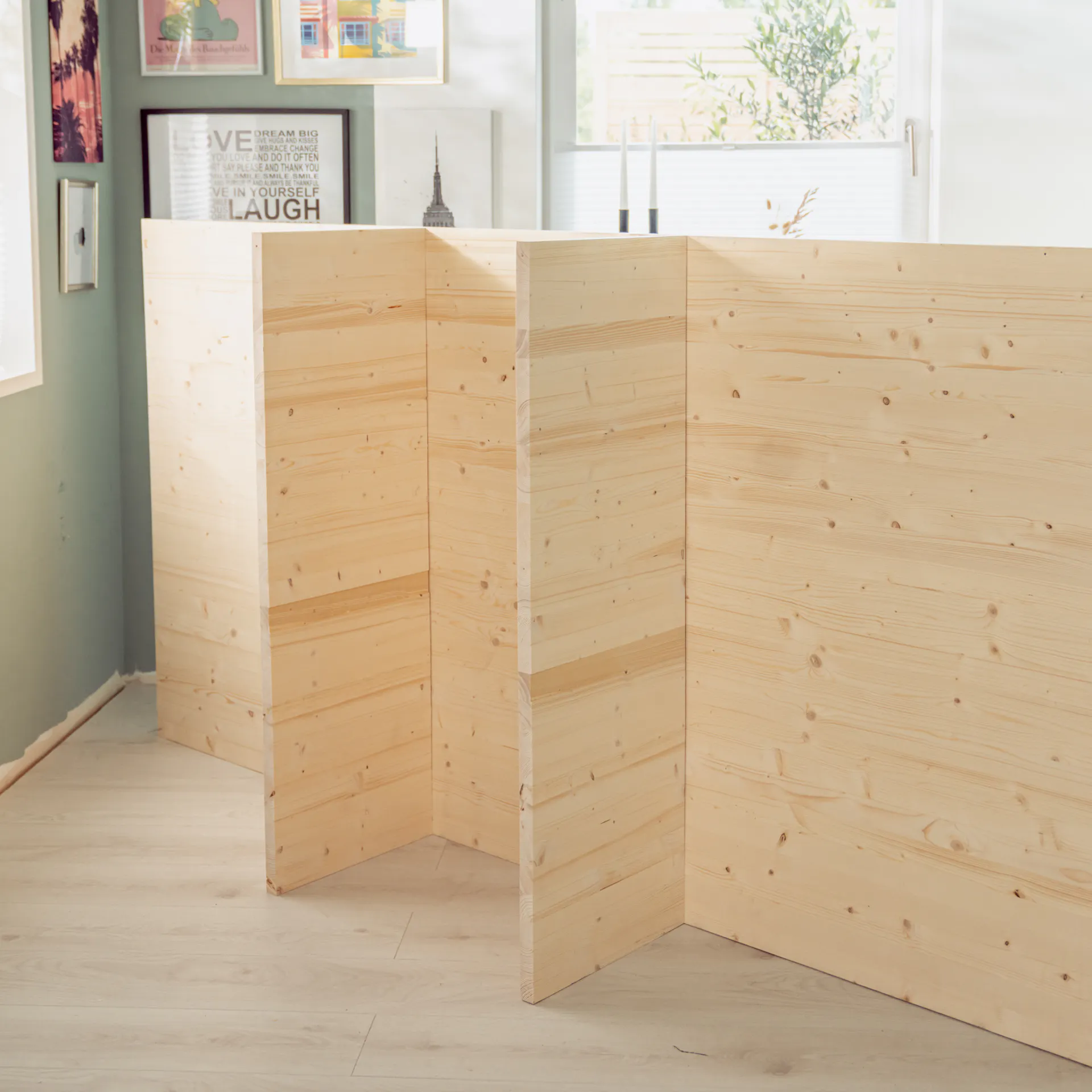 Holzplatte mit Zwischenwänden im Raum