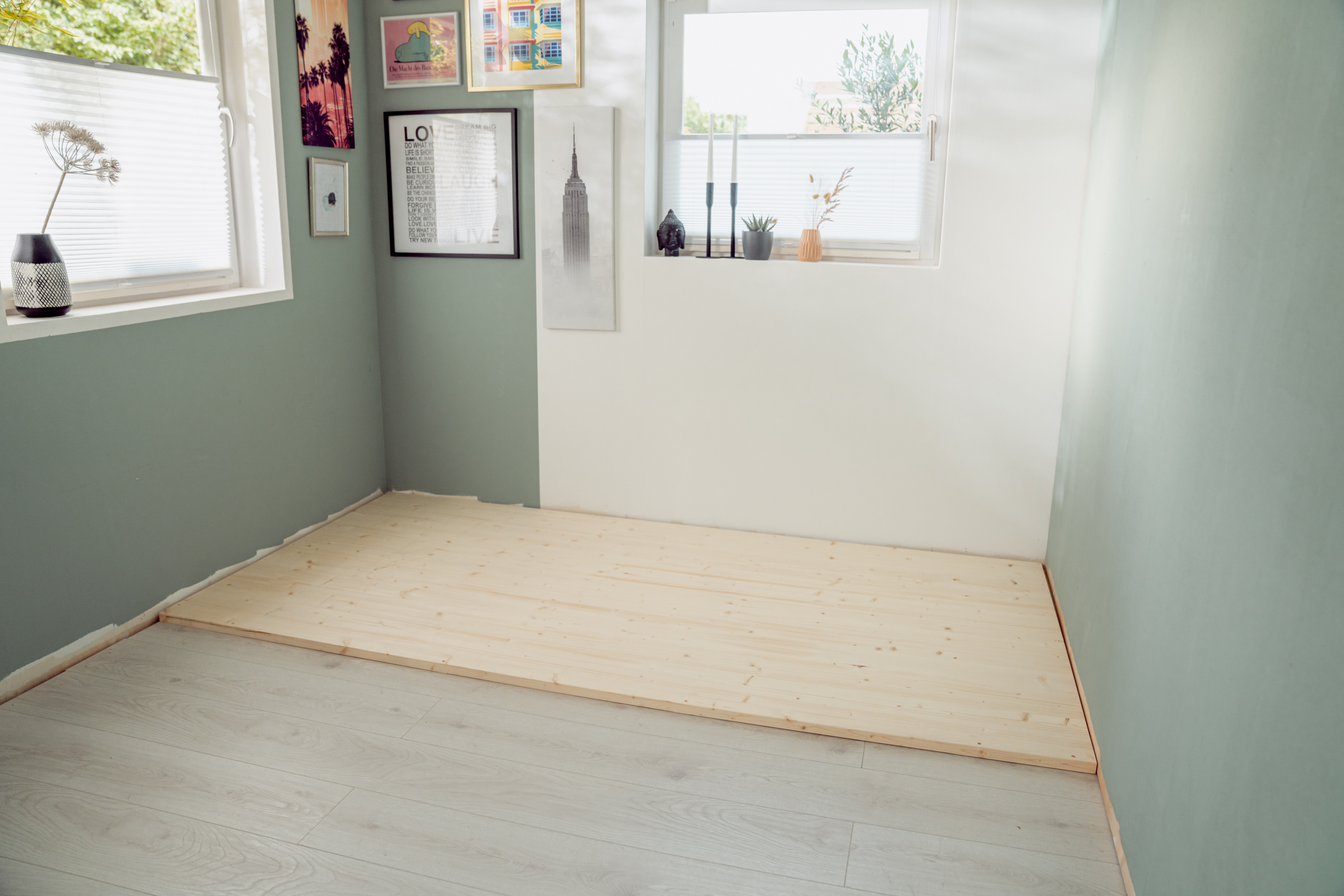 Holzplatte in einer Raumnische