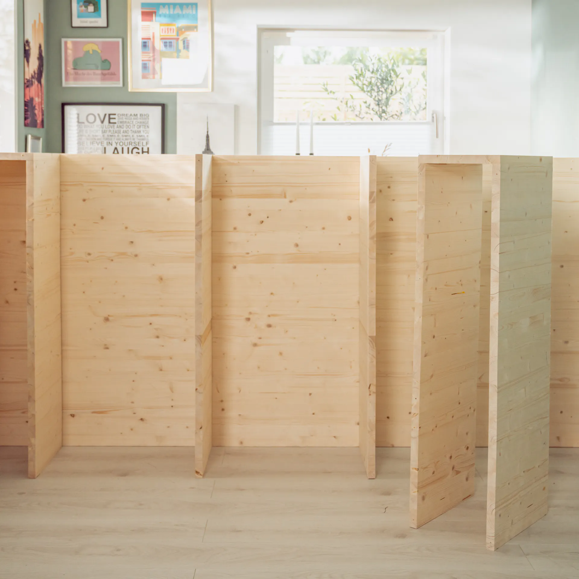 Holzgerüst mit Seitenwänden