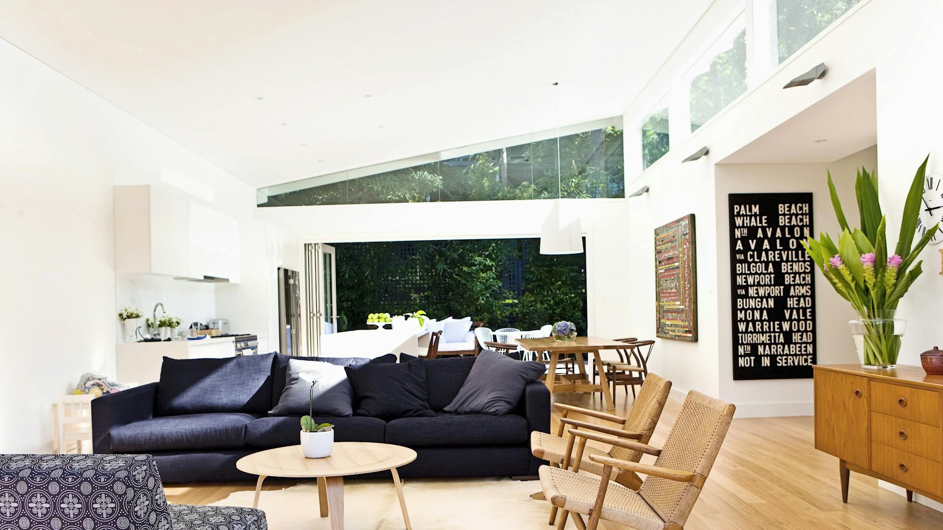 Wohnzimmer unter einem Pultdach