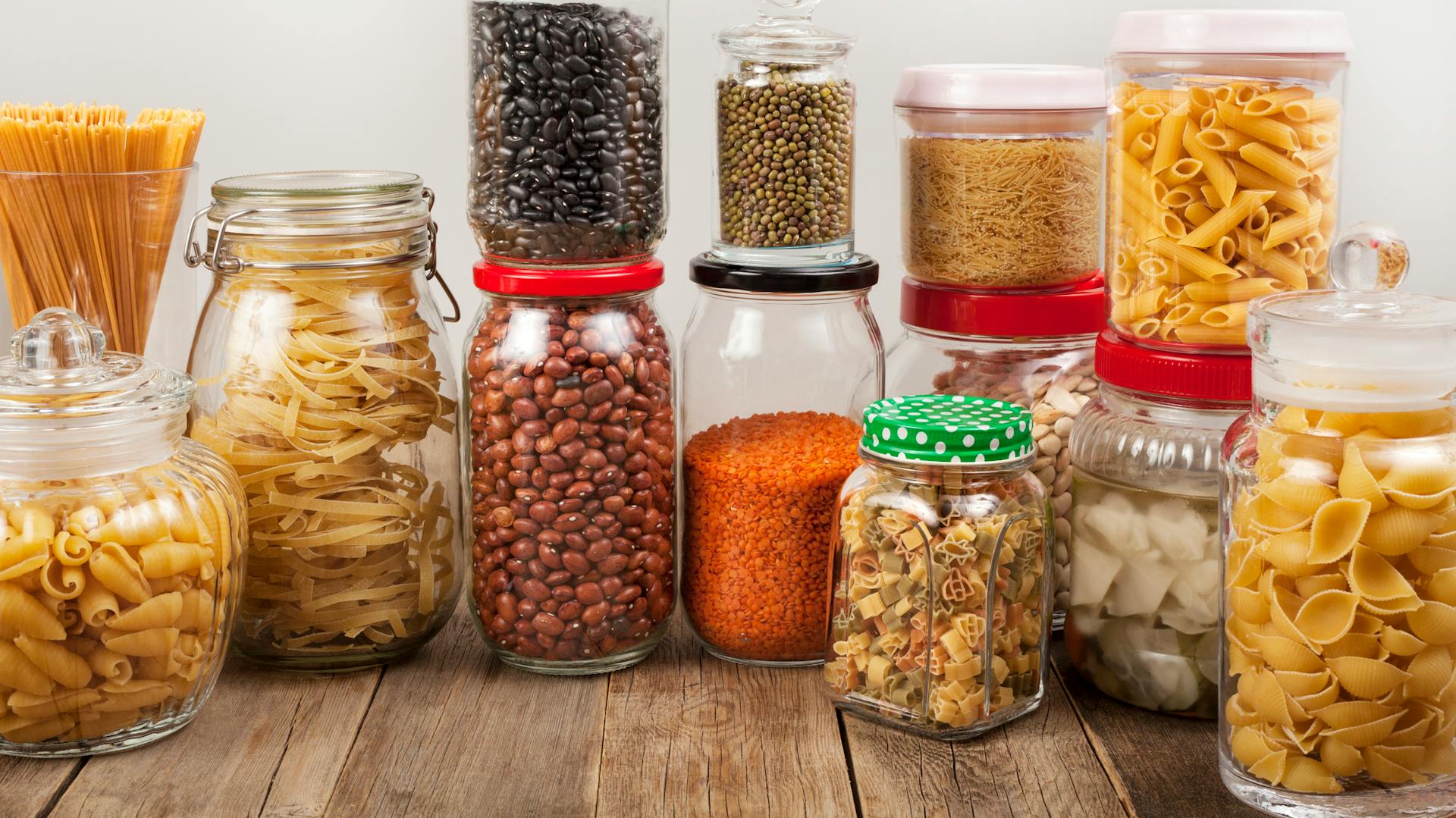 Különféle élelmiszerek csavaros üvegekben.