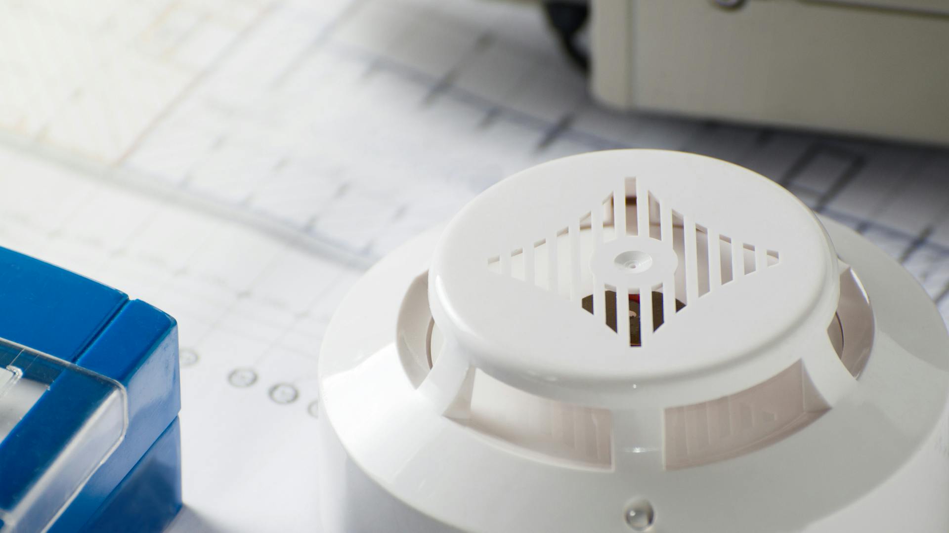 Rauchmelder auf dem Schreibtisch