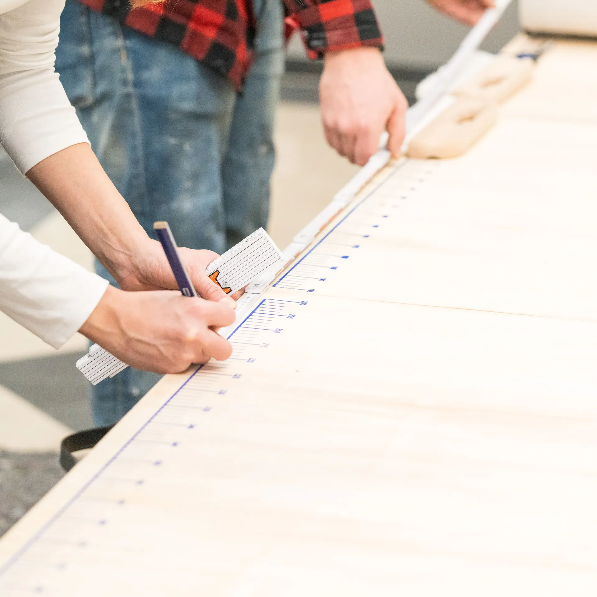 Kutilové vyznačují na tapetovací stůl značky.